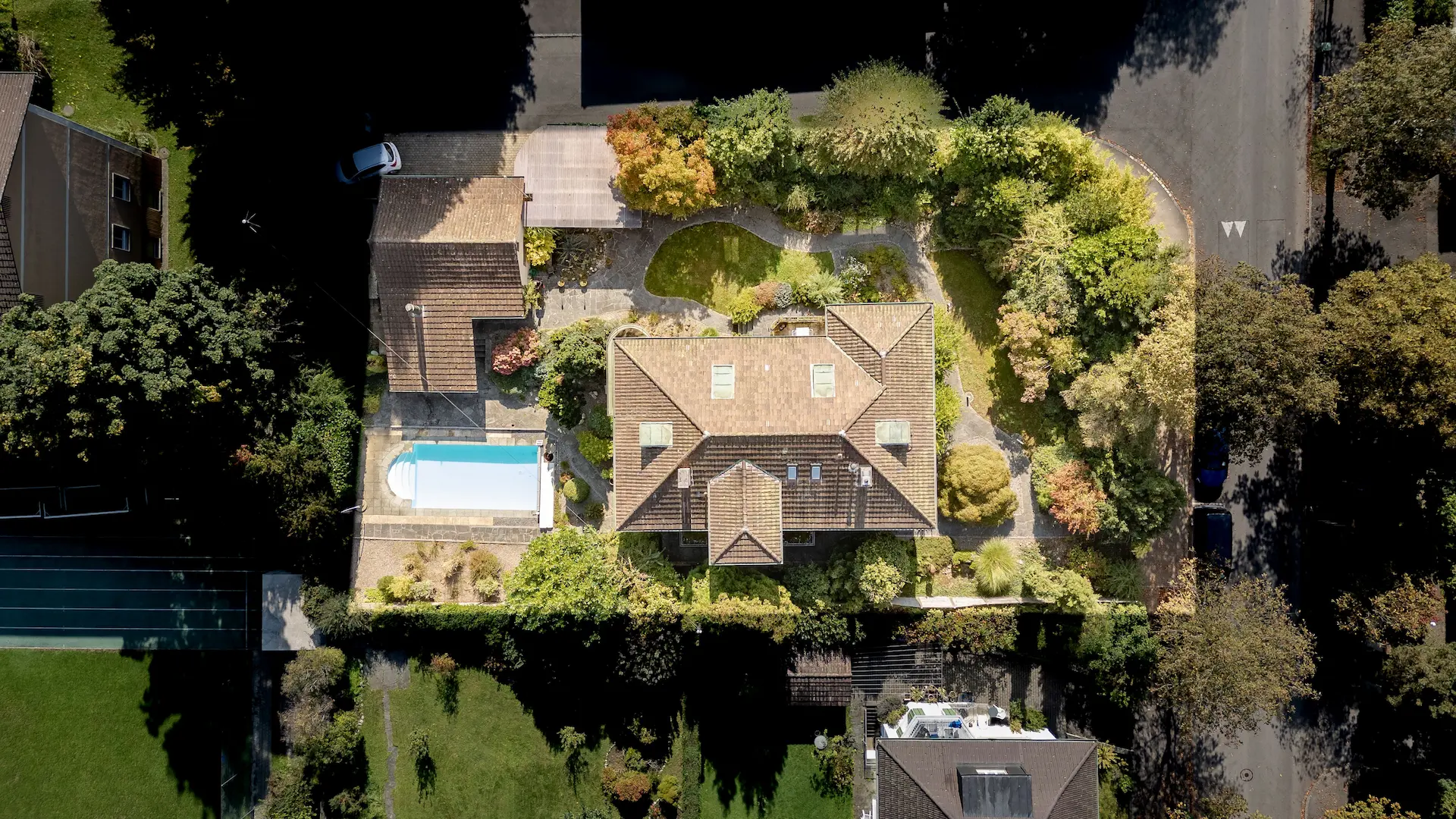 Luxuriöses Anwesen mit Pool aus Vogelperspektive