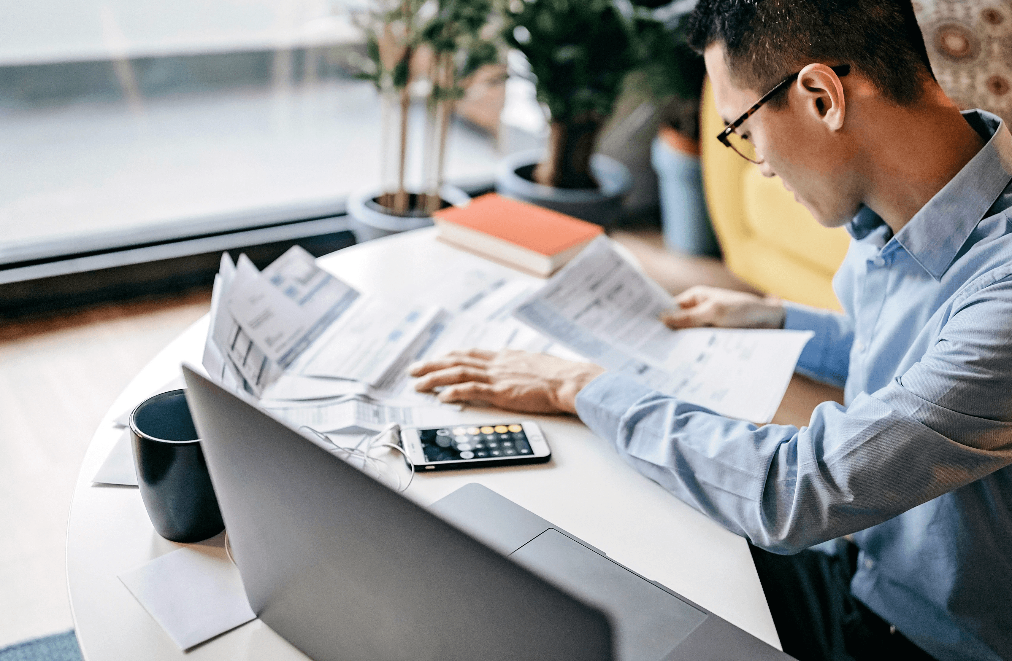 lurred crowd of people walking through a busy airport or transit terminal.