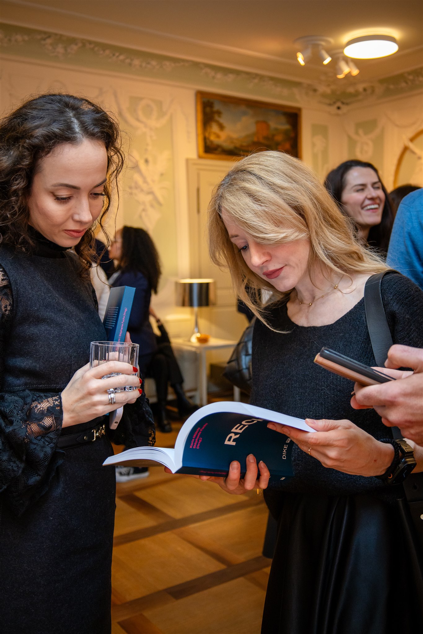 Guests reading the Recht KI book at Zurich book launch