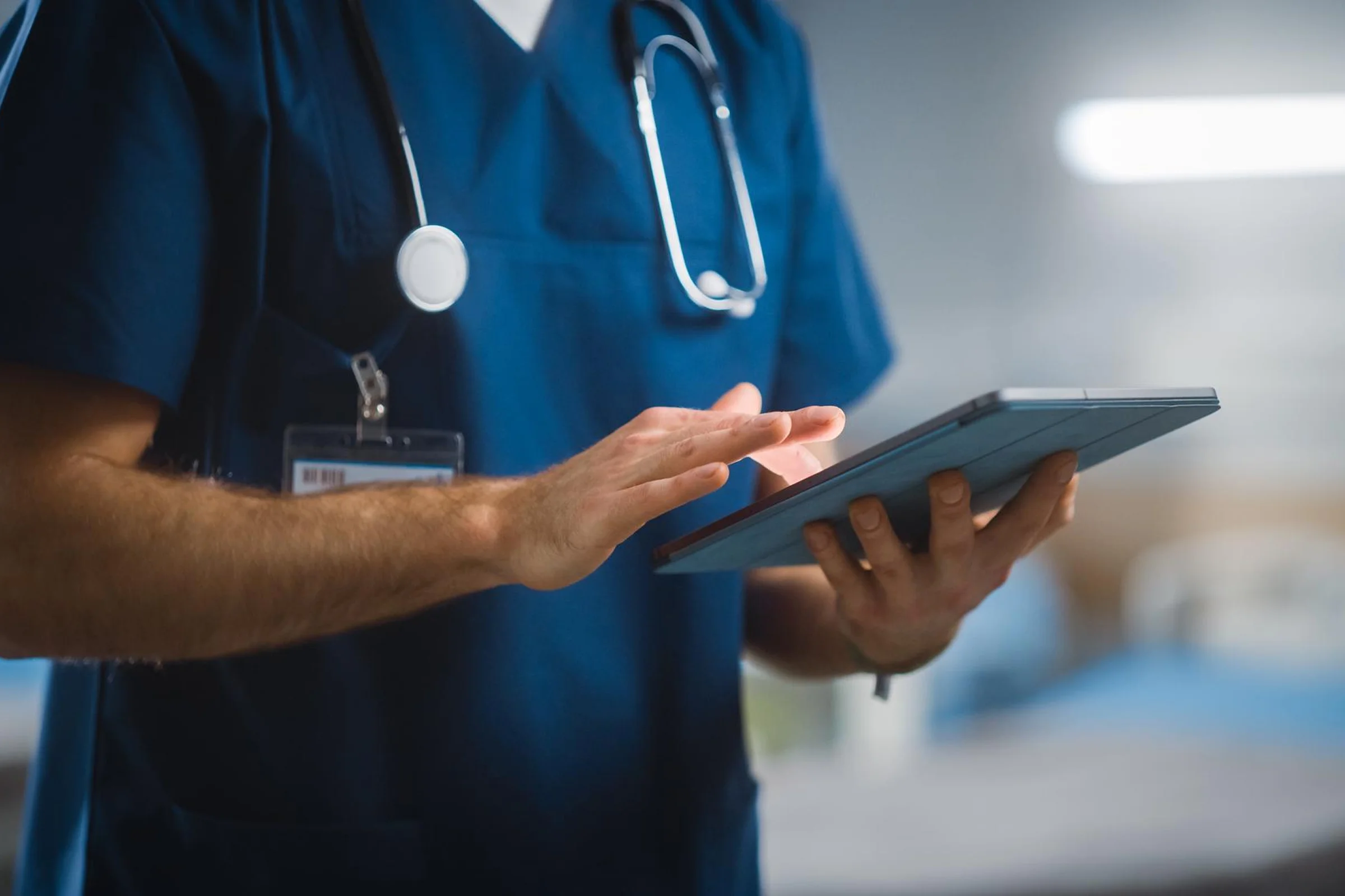 Ärztin mit Tablet in der Klinik