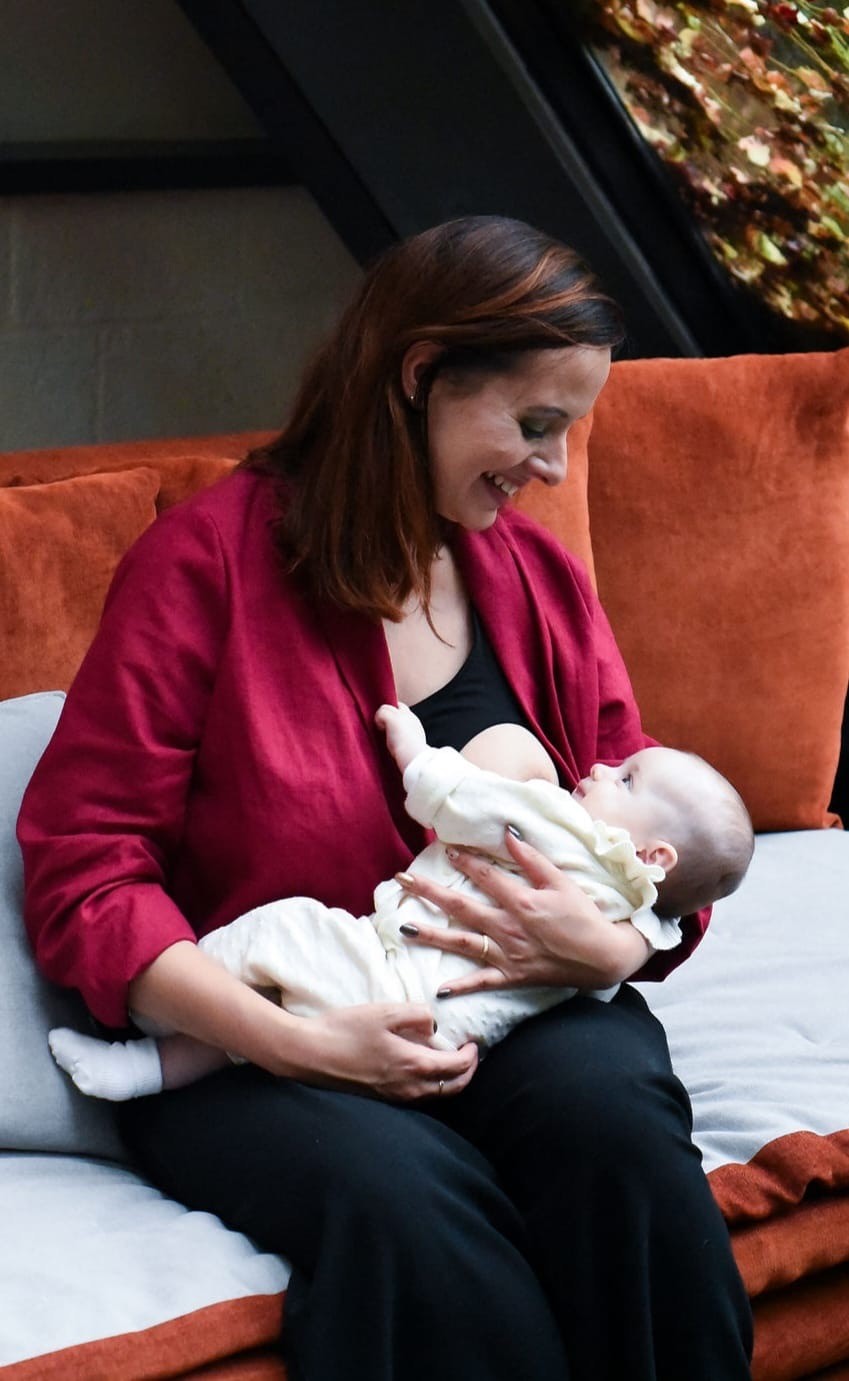 Quatre jeunes mamans élégantes portent des chemisiers d’allaitement pratiques et raffinés dans des teintes vert émeraude, orange et bordeaux. Confortables et tendance, ils permettent d’allaiter facilement grâce à des ouvertures discrètes, tout en mettant en valeur la silhouette. Parfait pour illustrer la maternité moderne et naturelle, ce visuel reflète douceur, complicité et style pour les femmes qui souhaitent allaiter avec confort et élégance.