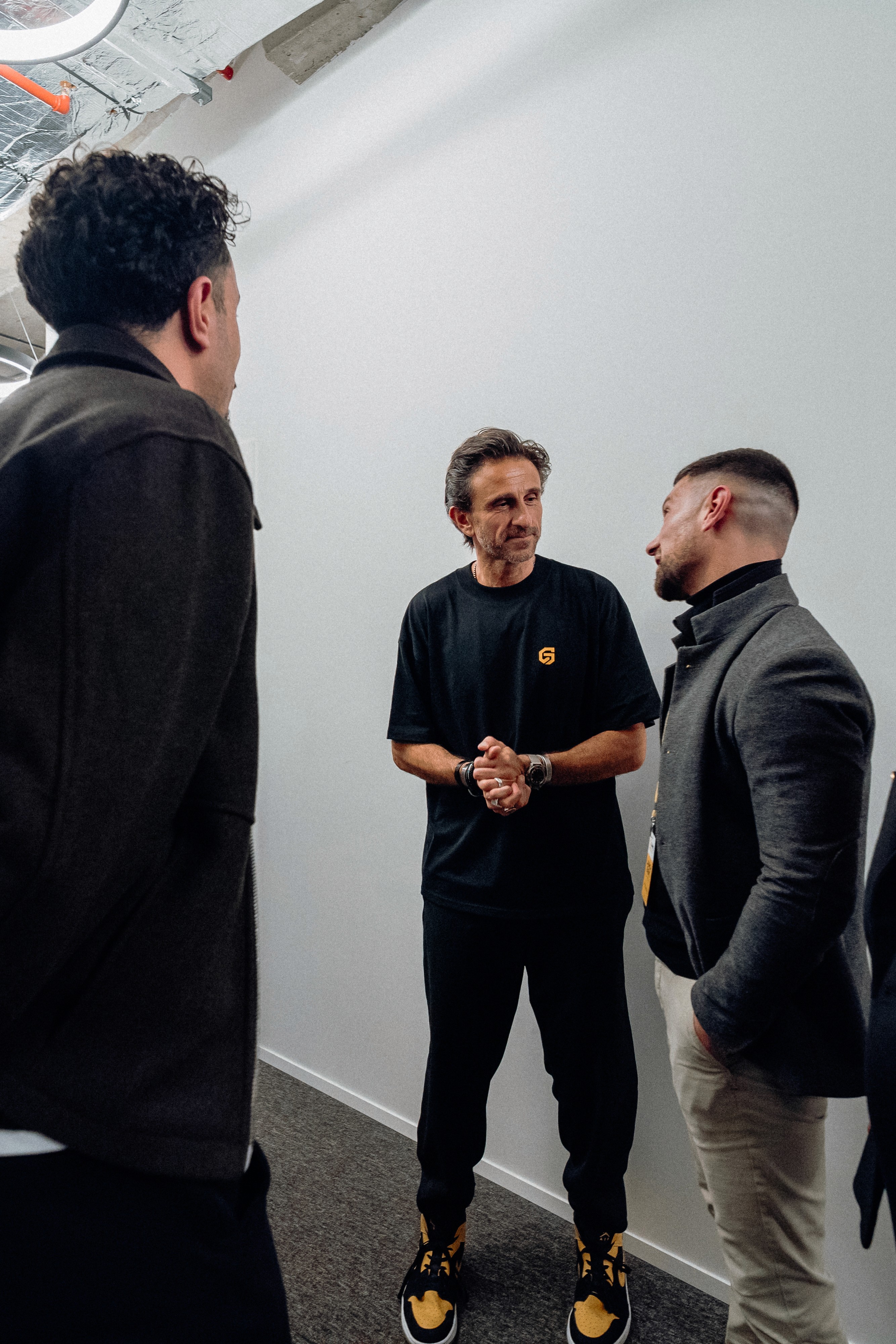 Des personnes au sommet d'une montagne, regardant l'horizon
