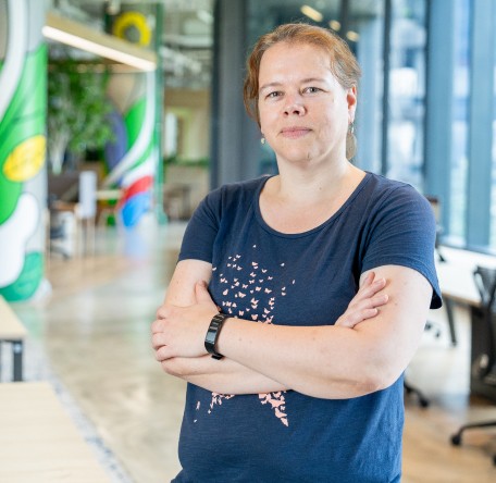 Een decoratieve afbeelding met Mirthe Valentijn