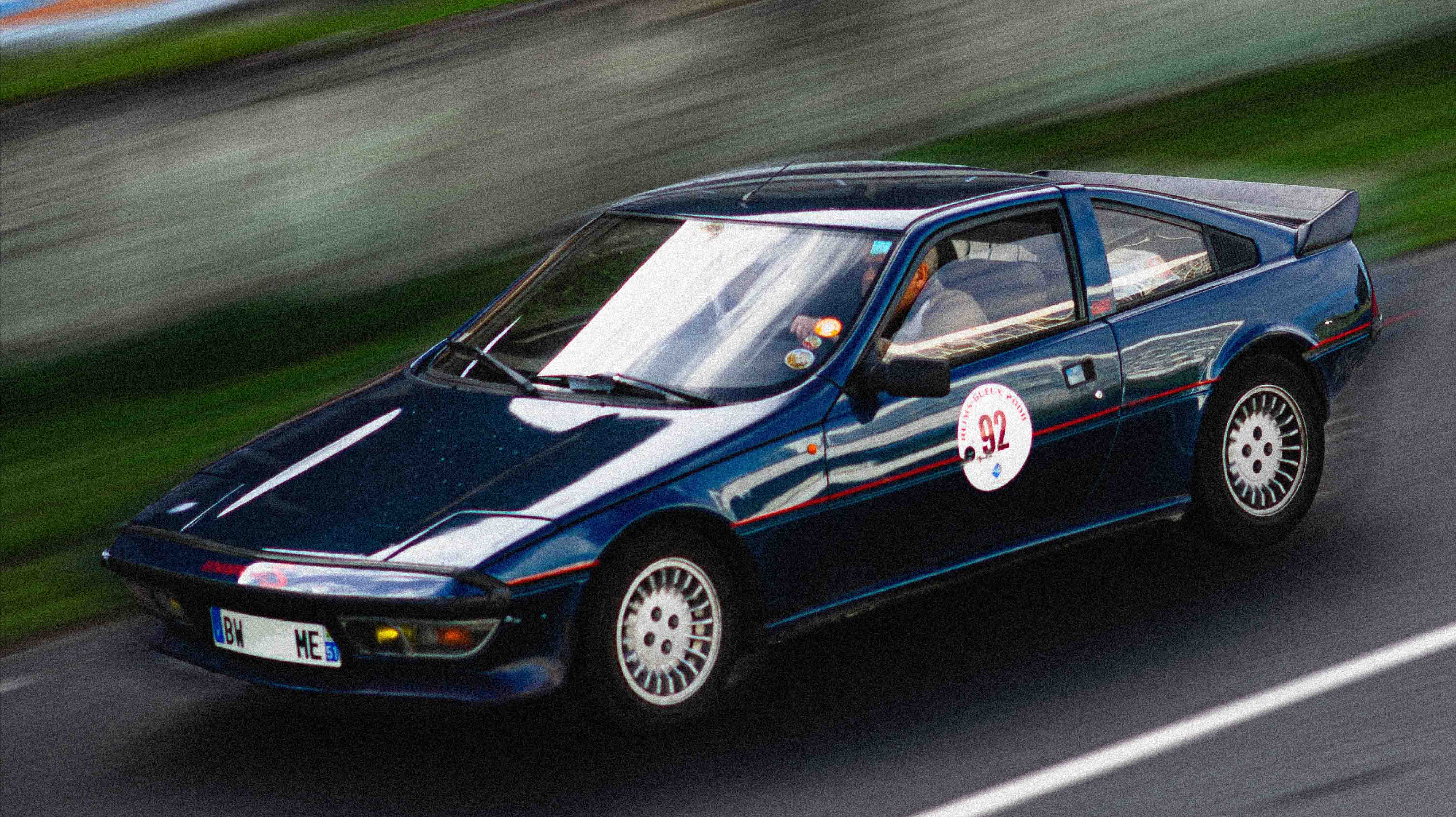 Photographie d'une voiture sur l'ancien circuit de Gueux en pleine course