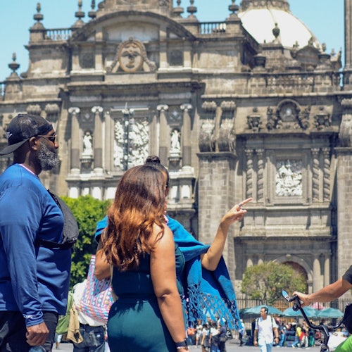 Iniuabot ng gabay ang Metropolitan Cathedral habang ibinabahagi ang mga historikal na kaalaman sa mga panauhin.