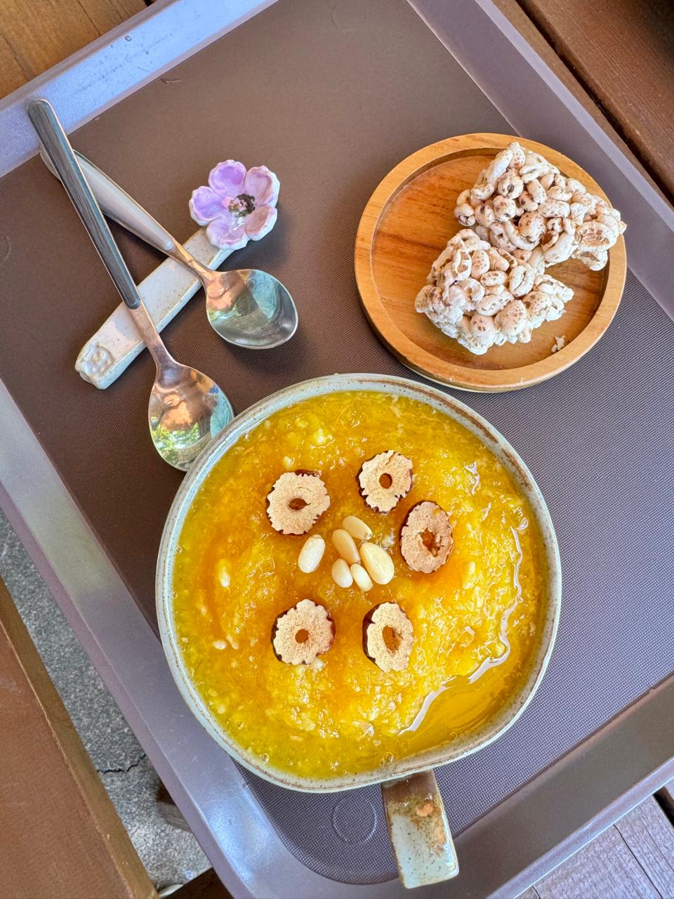 The refreshing pumpkin sikhye served with barley chikki