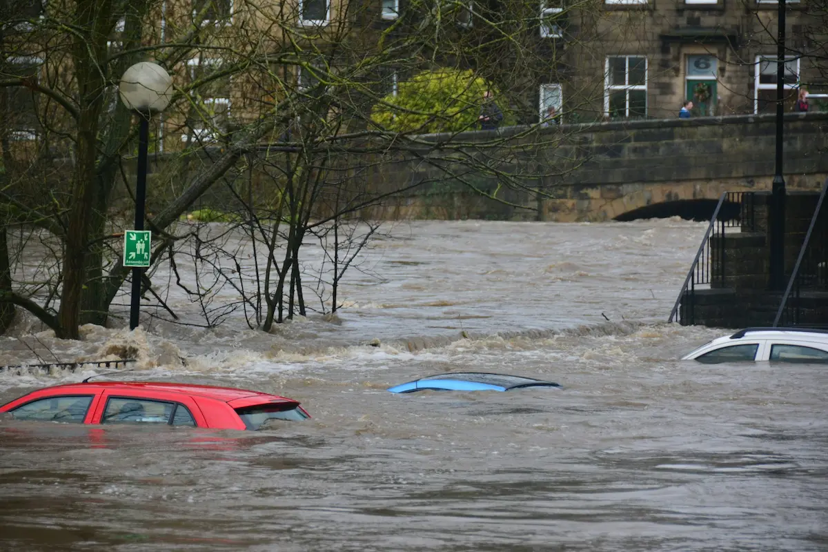 Überschwemmte Straße mit im Wasser versunkenen Autos während der Fluthilfe im Ahrtal.