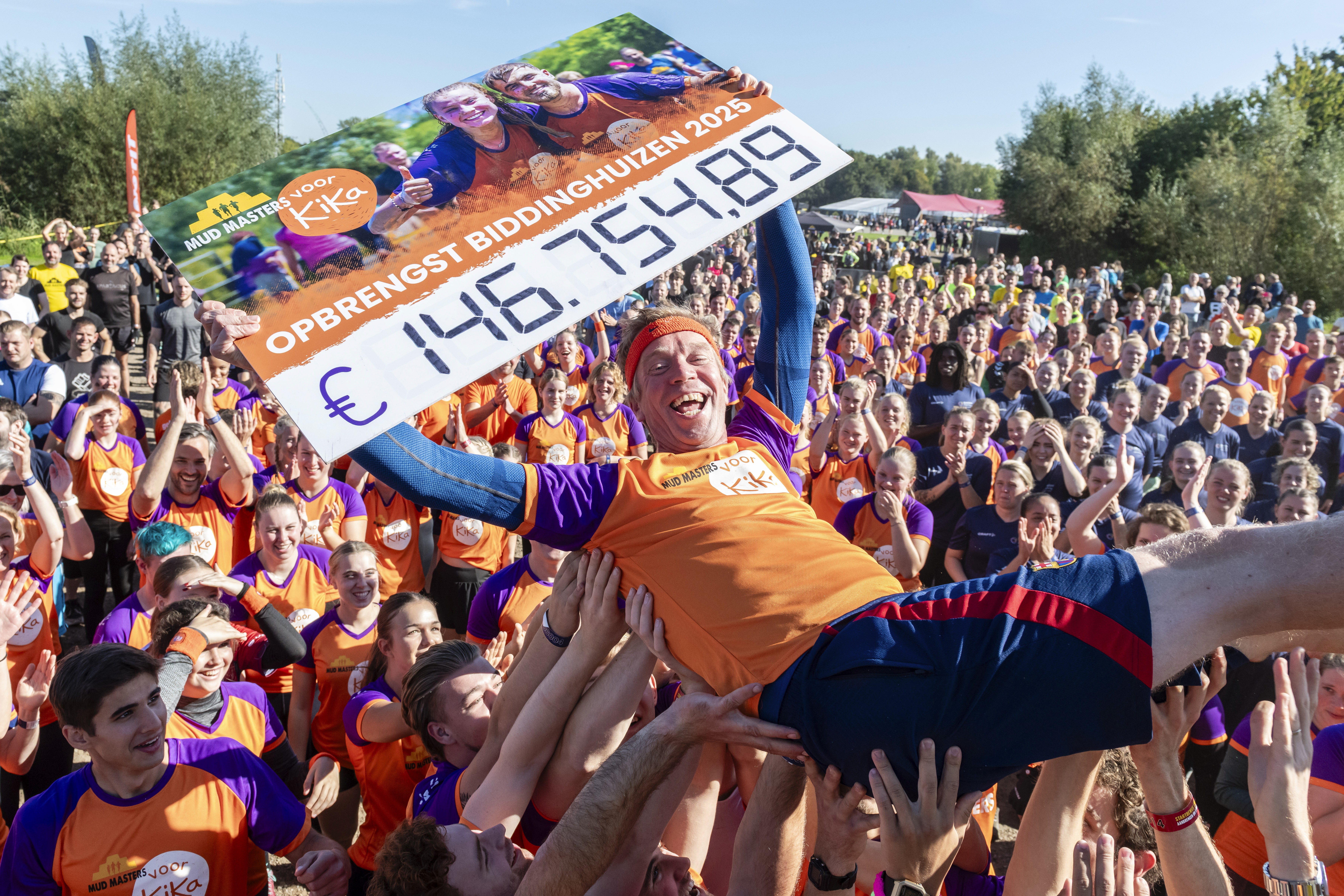 Cheque van Mud Masters met KiKa beer