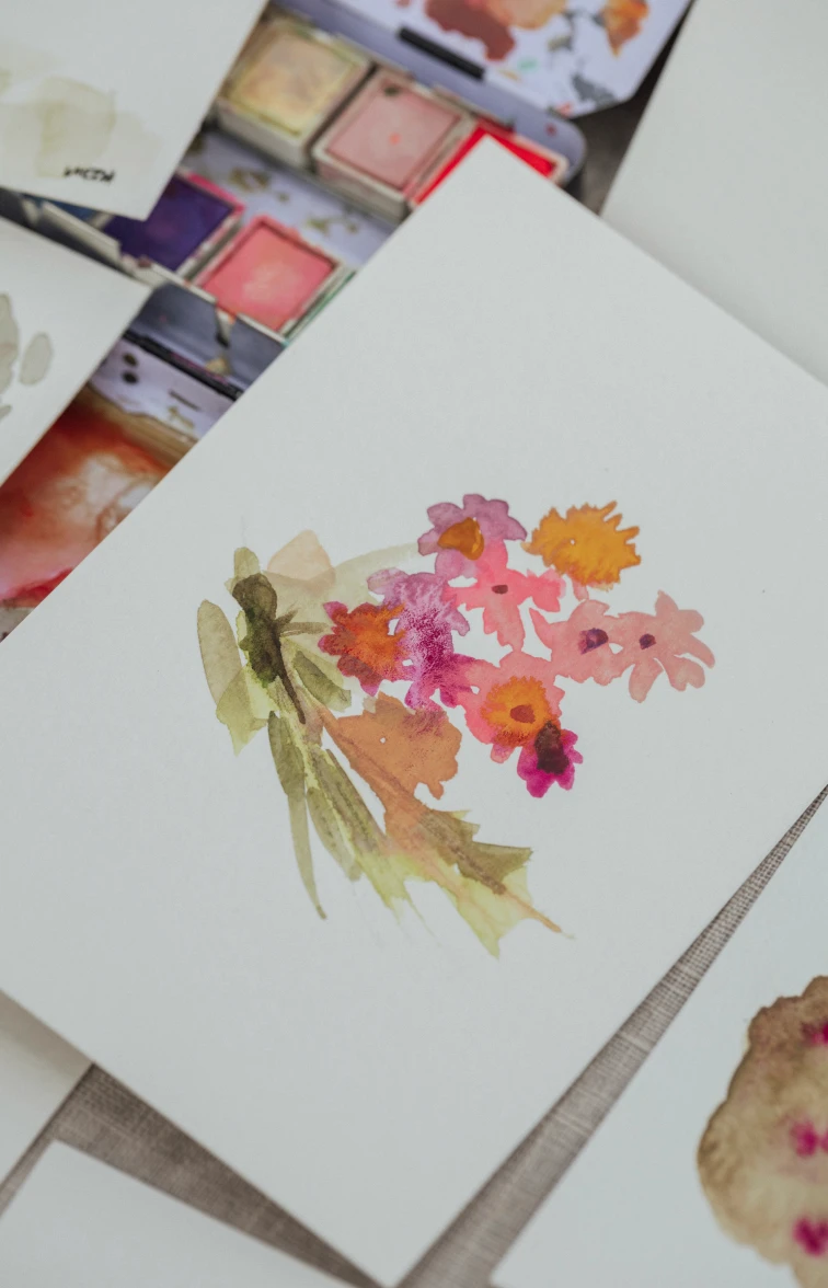 Acuarela de flores en tonos rosas, naranjas y amarillos.