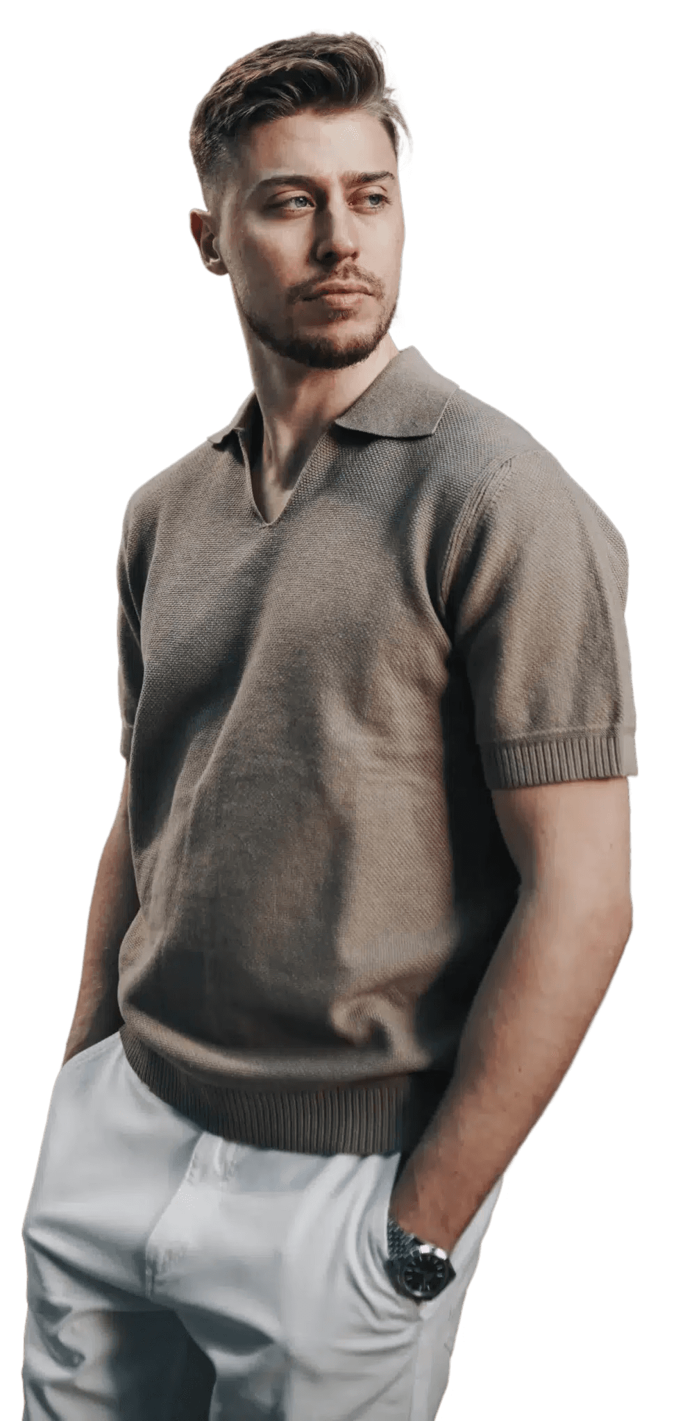 Moderner Mann im Polohemd und weißer Hose. Portrait eines gutaussehenden Mannes mit Uhr, Mode und Outfit. Schwarzer Hintergrund.