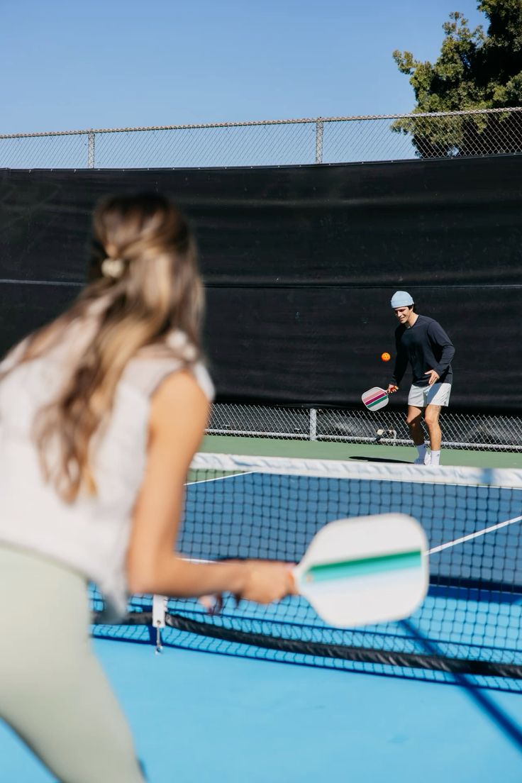 室內匹克球場專業設計工程,採用藍灰色高彈性防滑運動地板與標準標線,具備優質球速反饋與耐磨度。