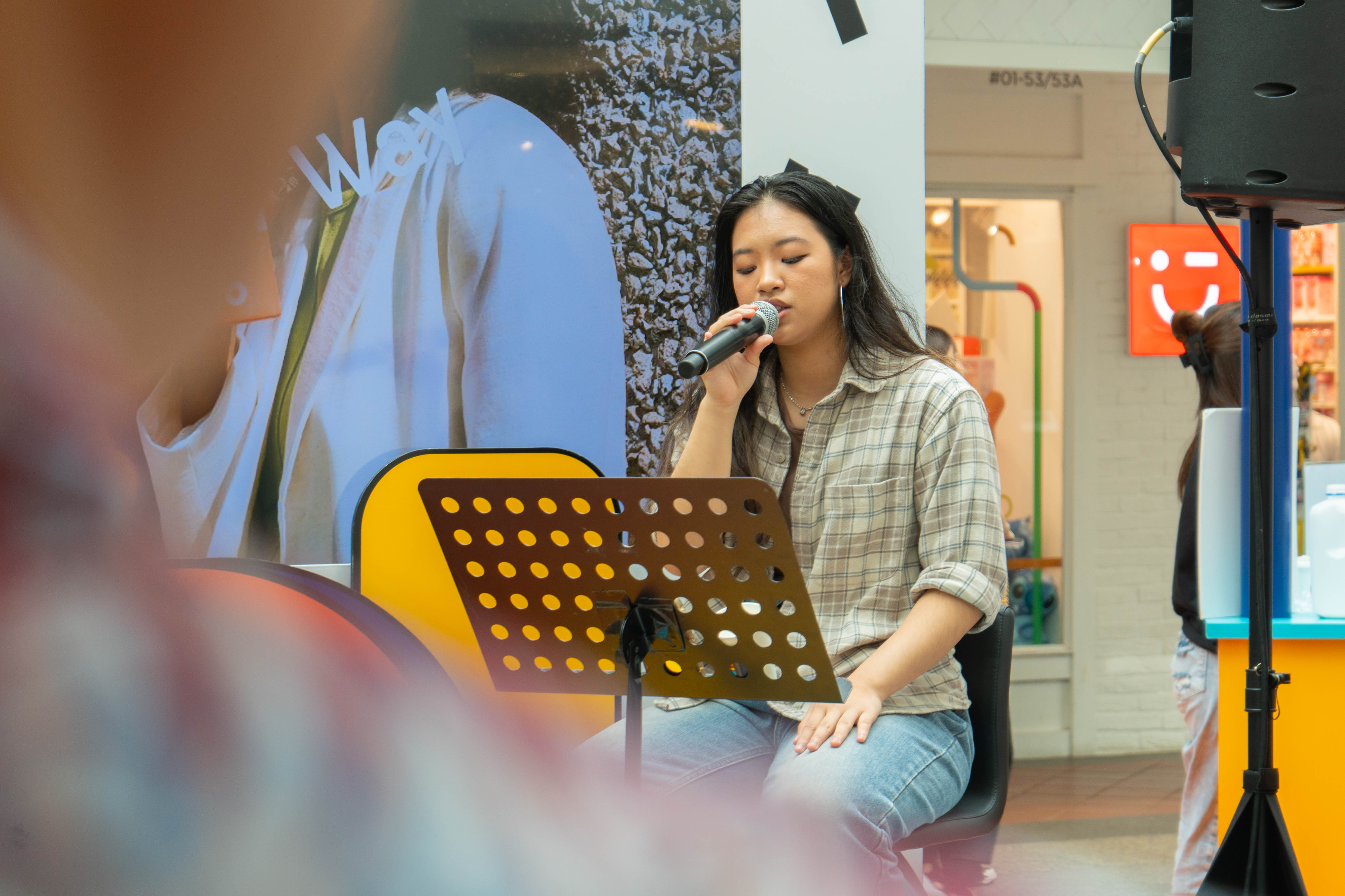 At a pop-up booth by MONTIGO, Lana Lajarca sang live for the public