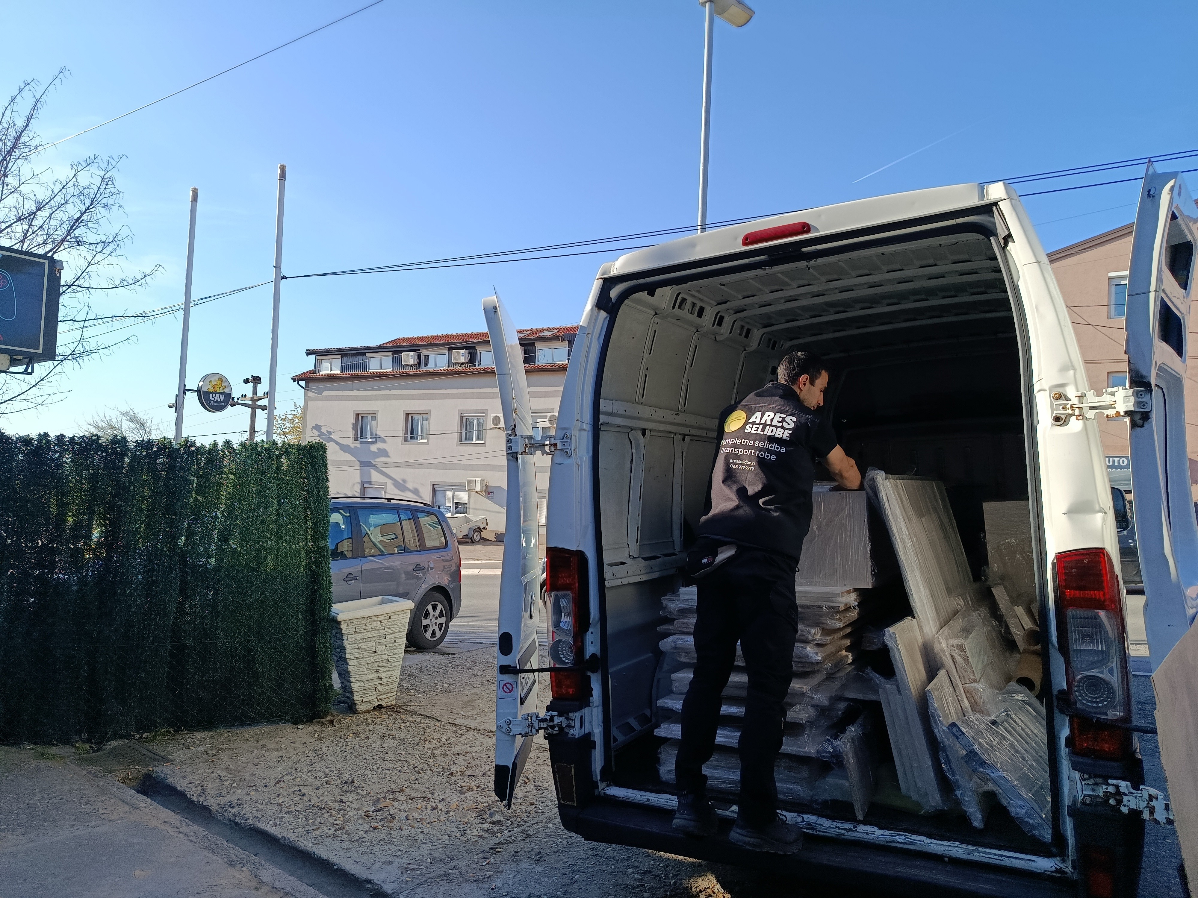 Radnik utovara zaštićen nameštaj u kombi tokom selidbe u Beogradu