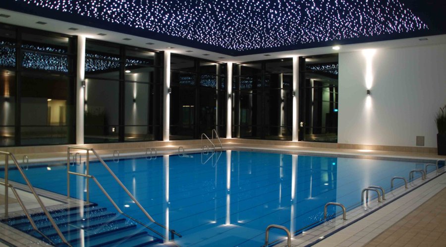 Schwimmbad mit Sternenhimmel-Decke, entspannende Wellness-Oase