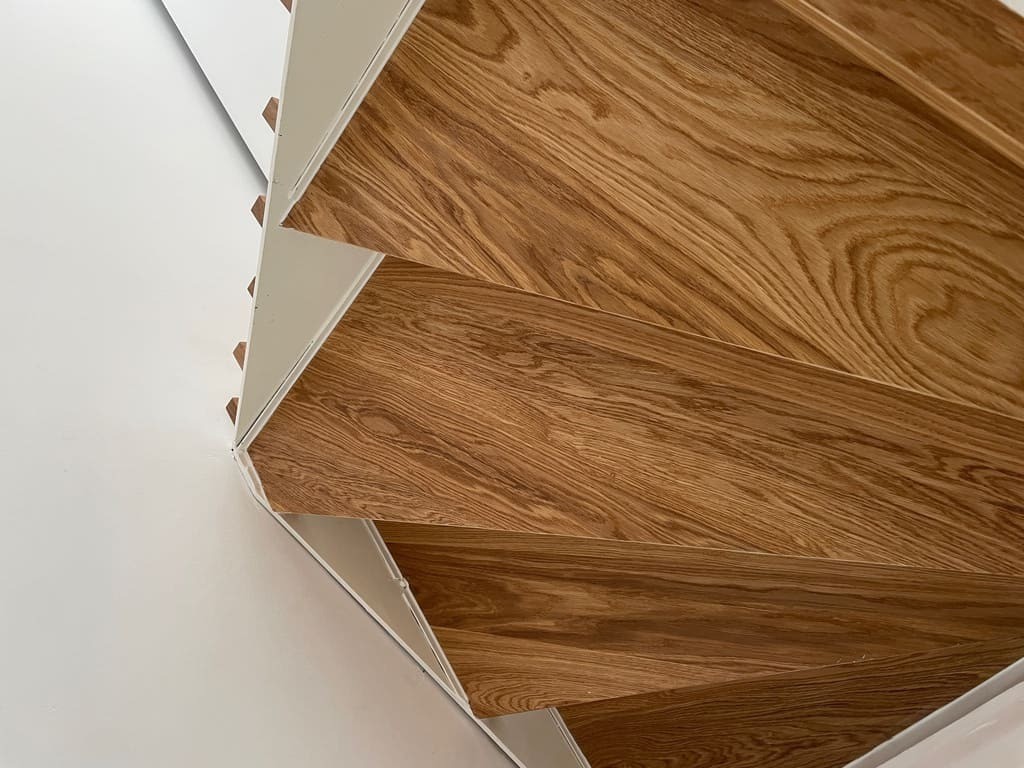 Eckdetail einer Treppenstufe mit verdeckter Stahlhalterung