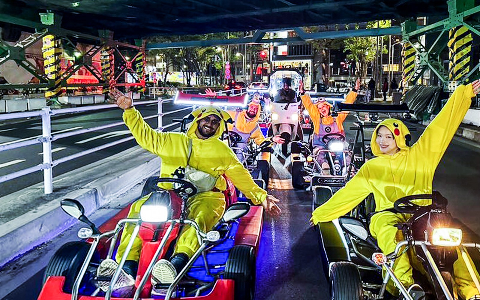 朋友們夜間在東京的澀谷和新宿街道上玩卡丁車。