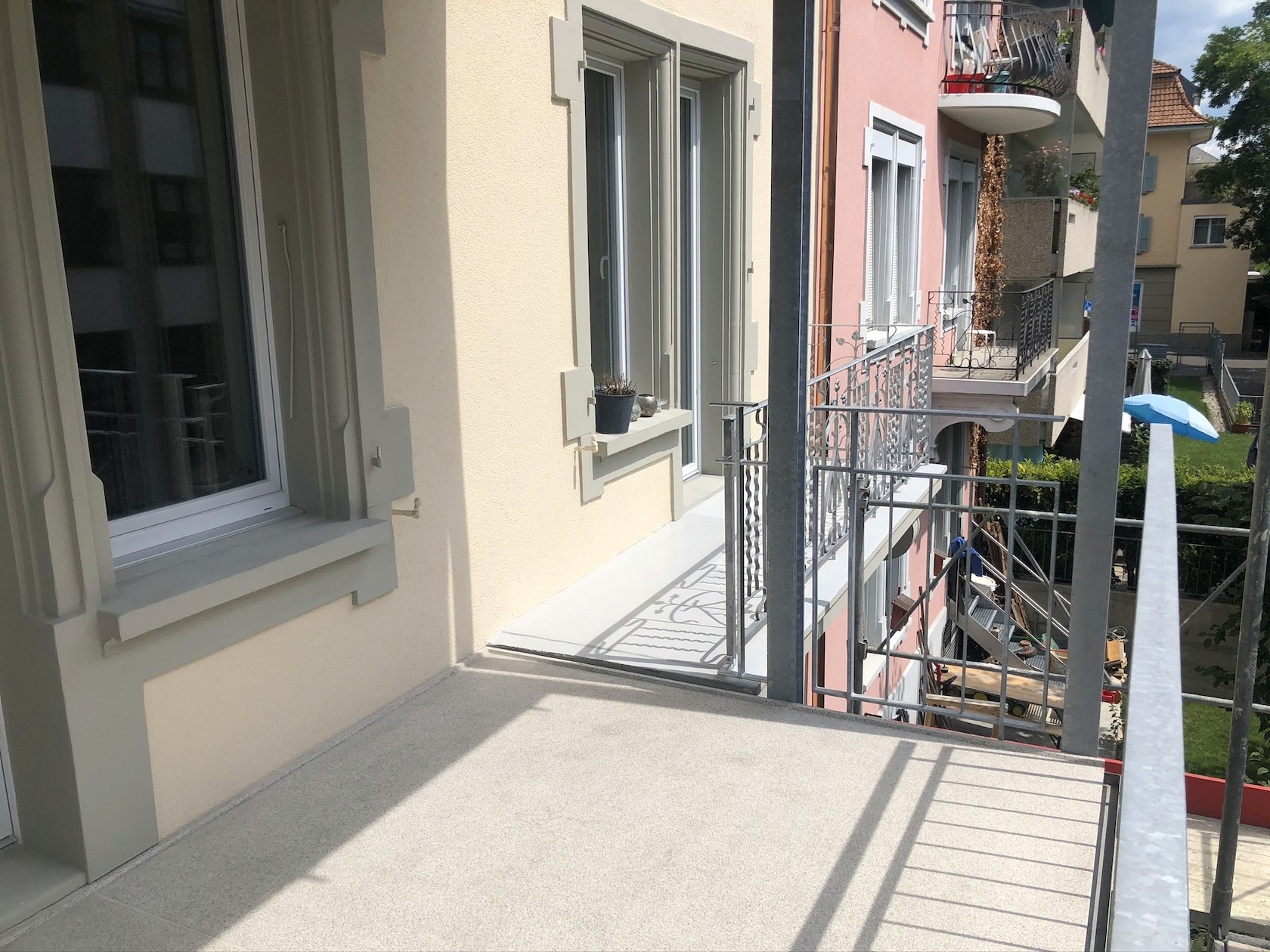 Sanierte Fassade mit neuen Balkonen und Aussentreppe.