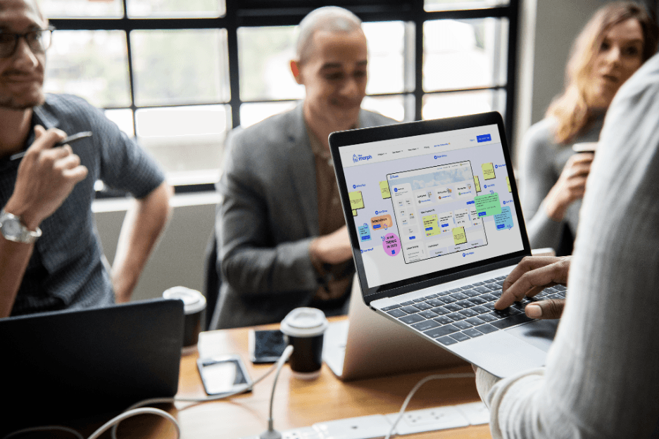 Echipă dintr-o companie mică care folosește o platformă digitală de co-creare pentru a inova mai rapid prin idei colective și implicare.