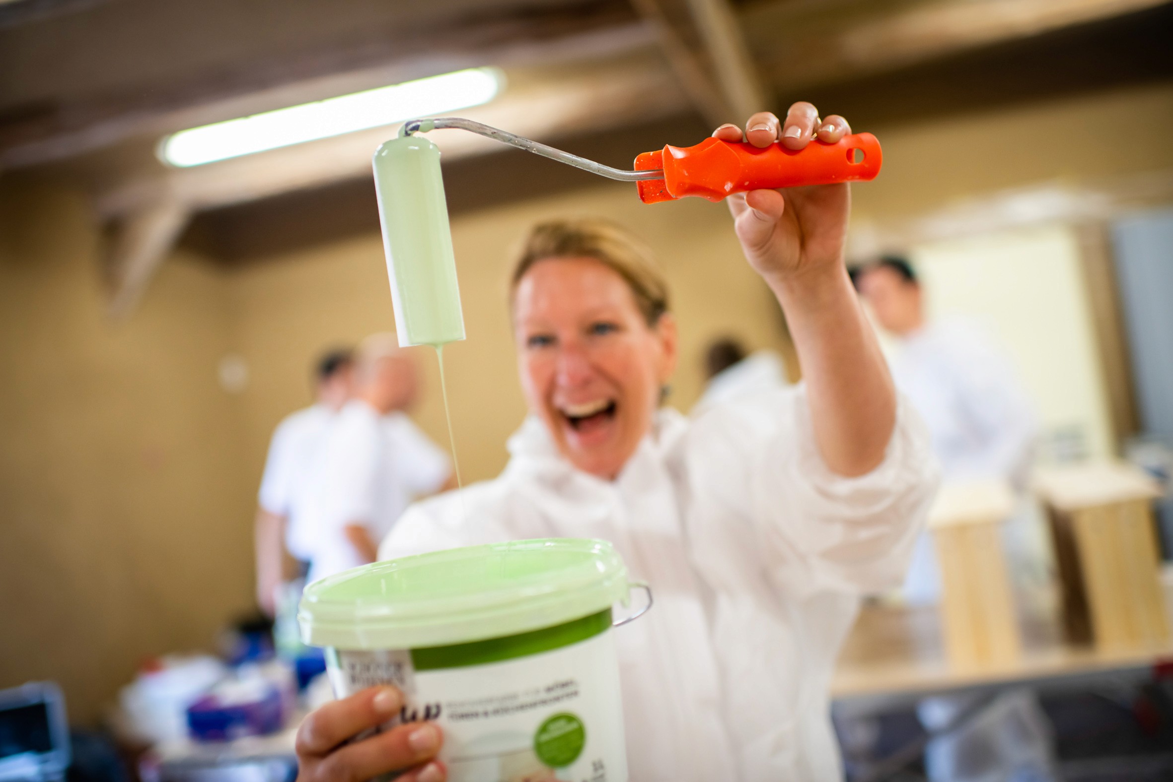 Zwei Frauen dekorieren eine Torte mit Spritzbeutel bei einem Backworkshop