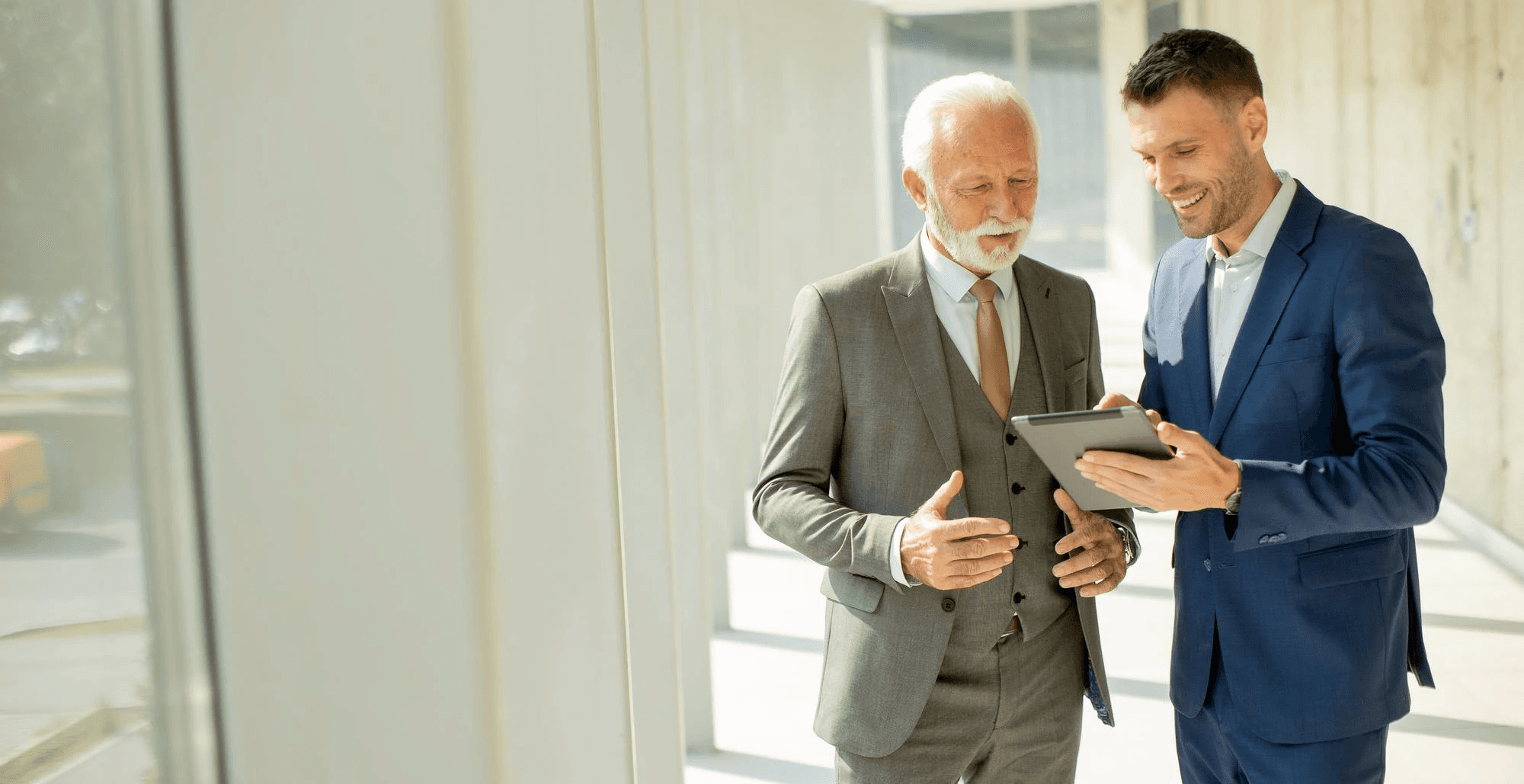 dos profesoinales realizando ventas exitosas grandes a sus tecnicas de ventas b2b