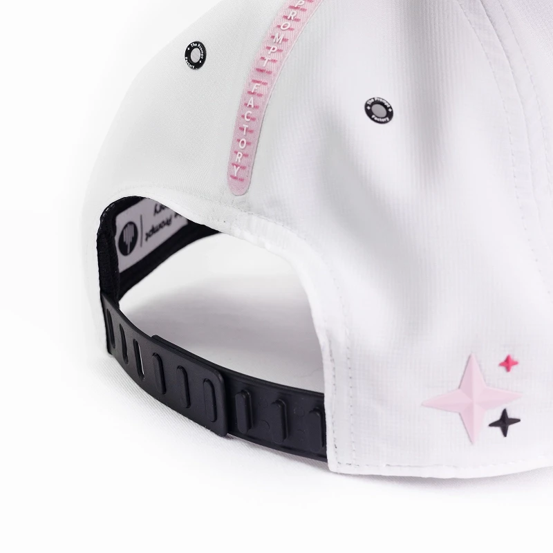 Un gros plan sur l'arrière d'une casquette blanche de la marque The Prompt Factory.