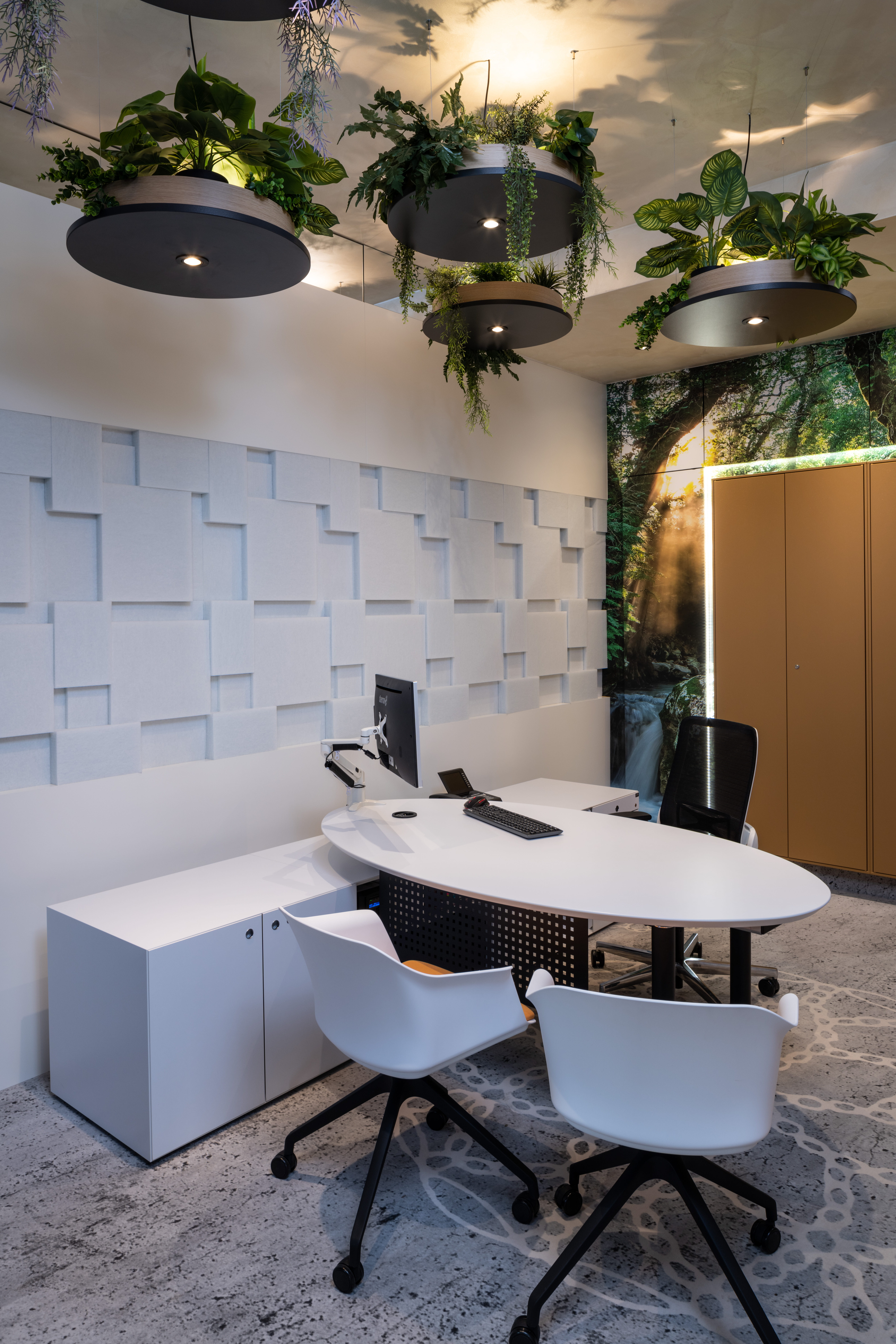 MW Interior Büroeinrichtung – heller ergonomischer Büroarbeitsplatz mit modernen Arbeitsmöbeln und großzügiger Verglasung