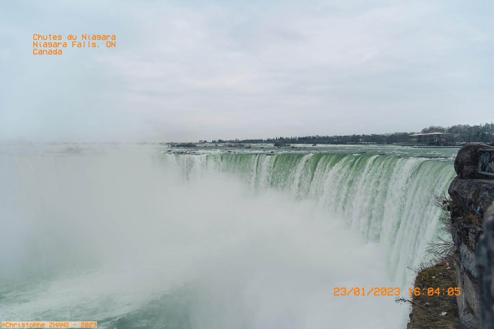 Vue latérale des chutes du Niagara avec une épaisse brume hivernale.