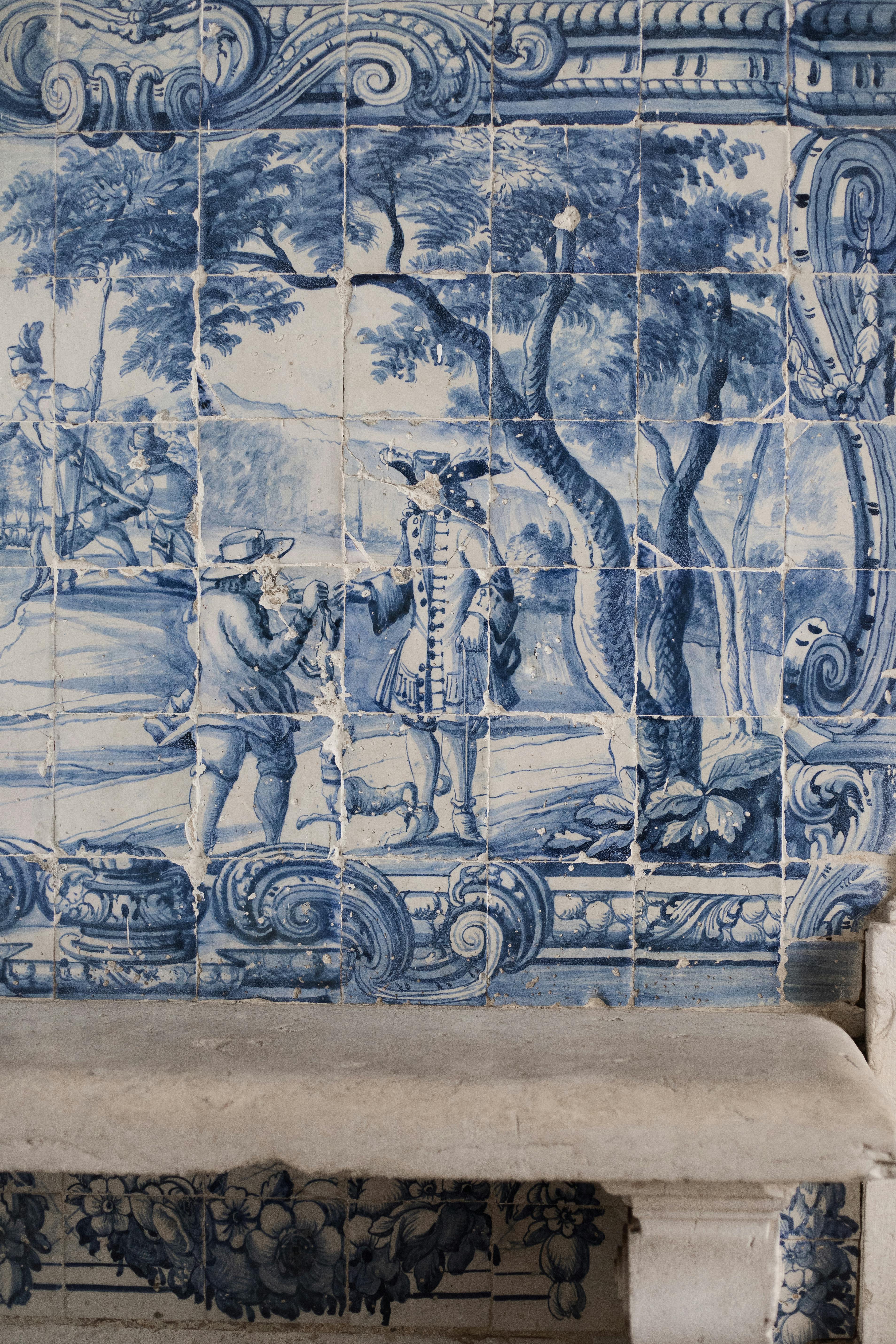 Painel de azulejos portugueses do século XVIII com cena figurativa a azul e branco, antes de intervenção de conservação e restauro — exemplo de património civil integrado em edifício histórico