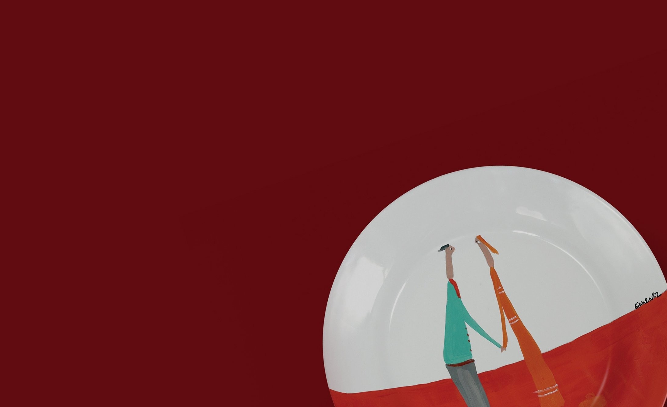 Arte abstracto en un plato blanco contra un fondo color marrón. Dos figuras estilizadas con atuendos coloridos se extienden una hacia la otra, transmitiendo conexión y unidad.