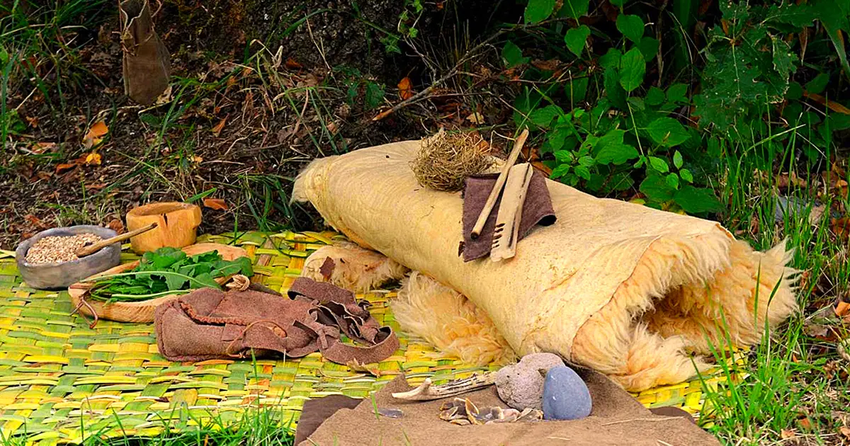 Utensili indigeno primitivi fatti a mano sopravvivenza bushcraft e indigeno primitivo