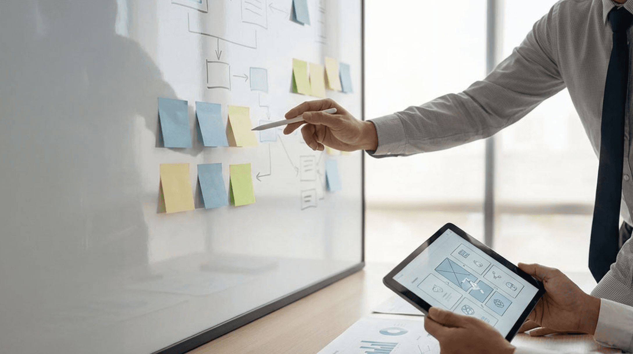Proceso de diseño UX: de la ideación en pizarrón con notas adhesivas a la creación de prototipos digitales de alta fidelidad.