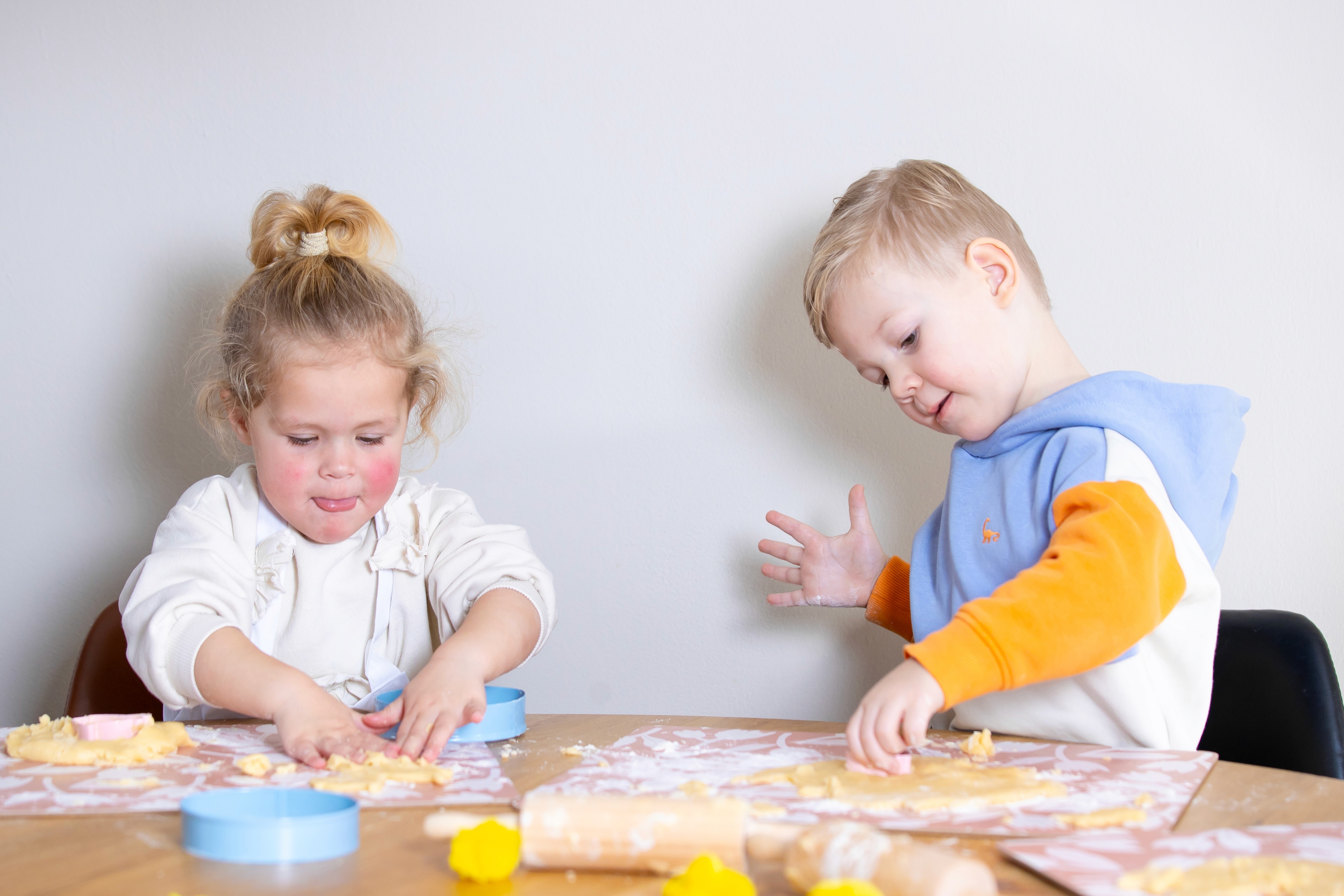 Samen koekjes maken.
