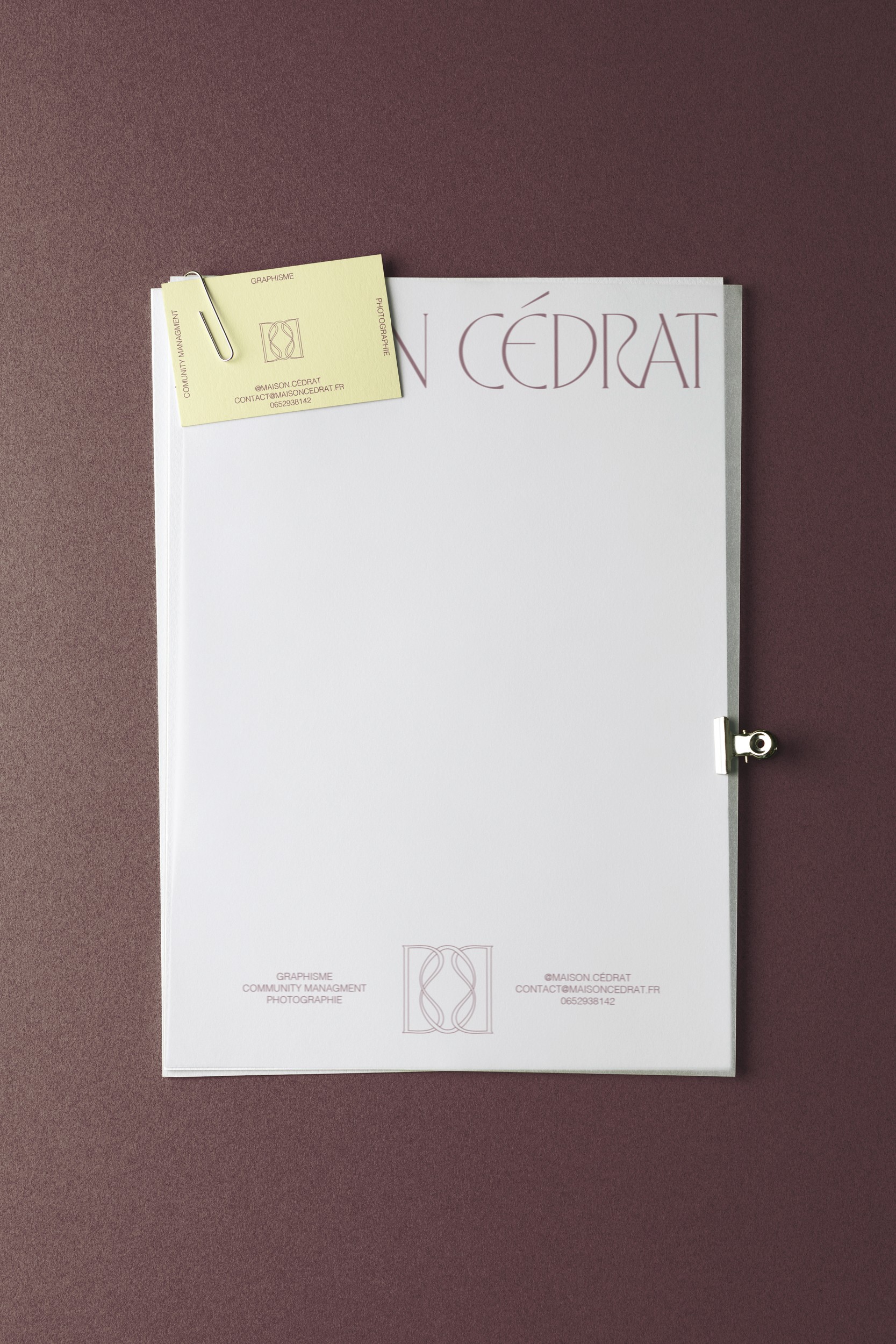 Enseigne du restaurant Au fil du goût, design graphique lisible et attractif. Composition harmonieuse qui renforce l’identité visuelle du lieu et attire l’œil des clients.