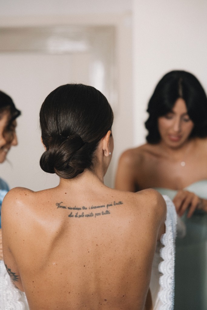 Sposa di spalle con acconciatura raccolta elegante - matrimonio Rebecca e Giorgio a Villa La Favorita