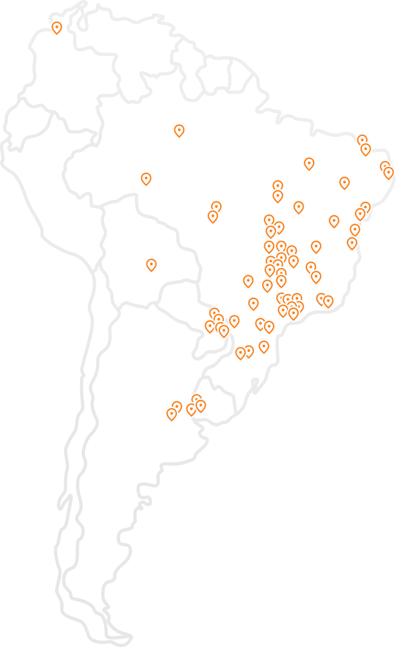 Mapa do Brasil e América do Sul, com vários marcadores verdes indicando a localização dos clientes da GAP Sistemas, demonstrando a ampla cobertura nacional.