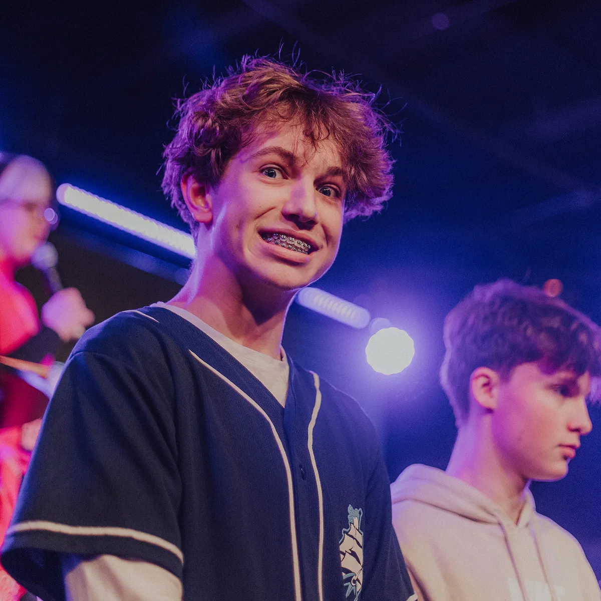 Uśmiechnięty chłopak z aparatem na zębach