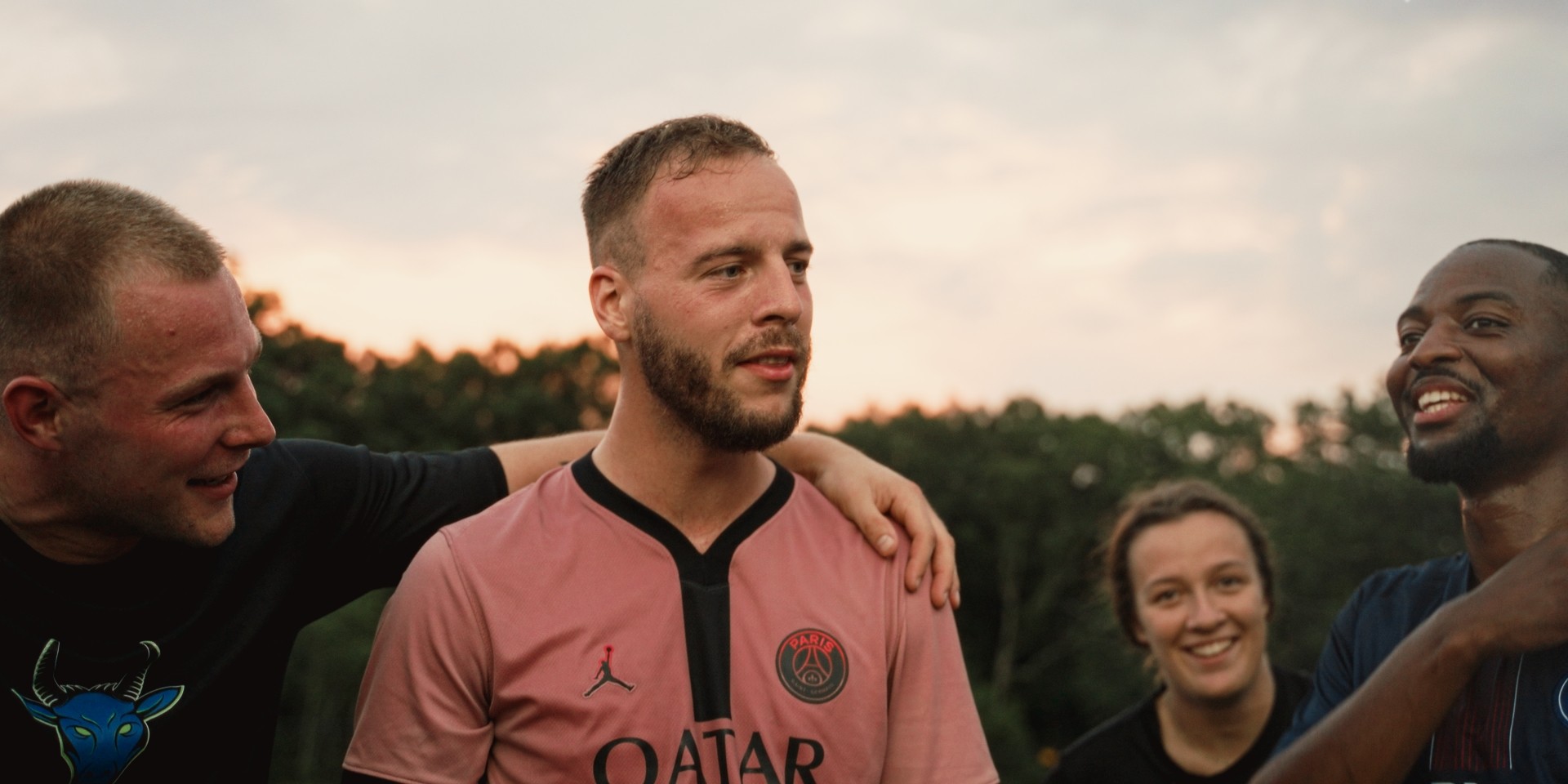 Moment de camaraderie entre joueurs, ambiance détendue après l’effort.