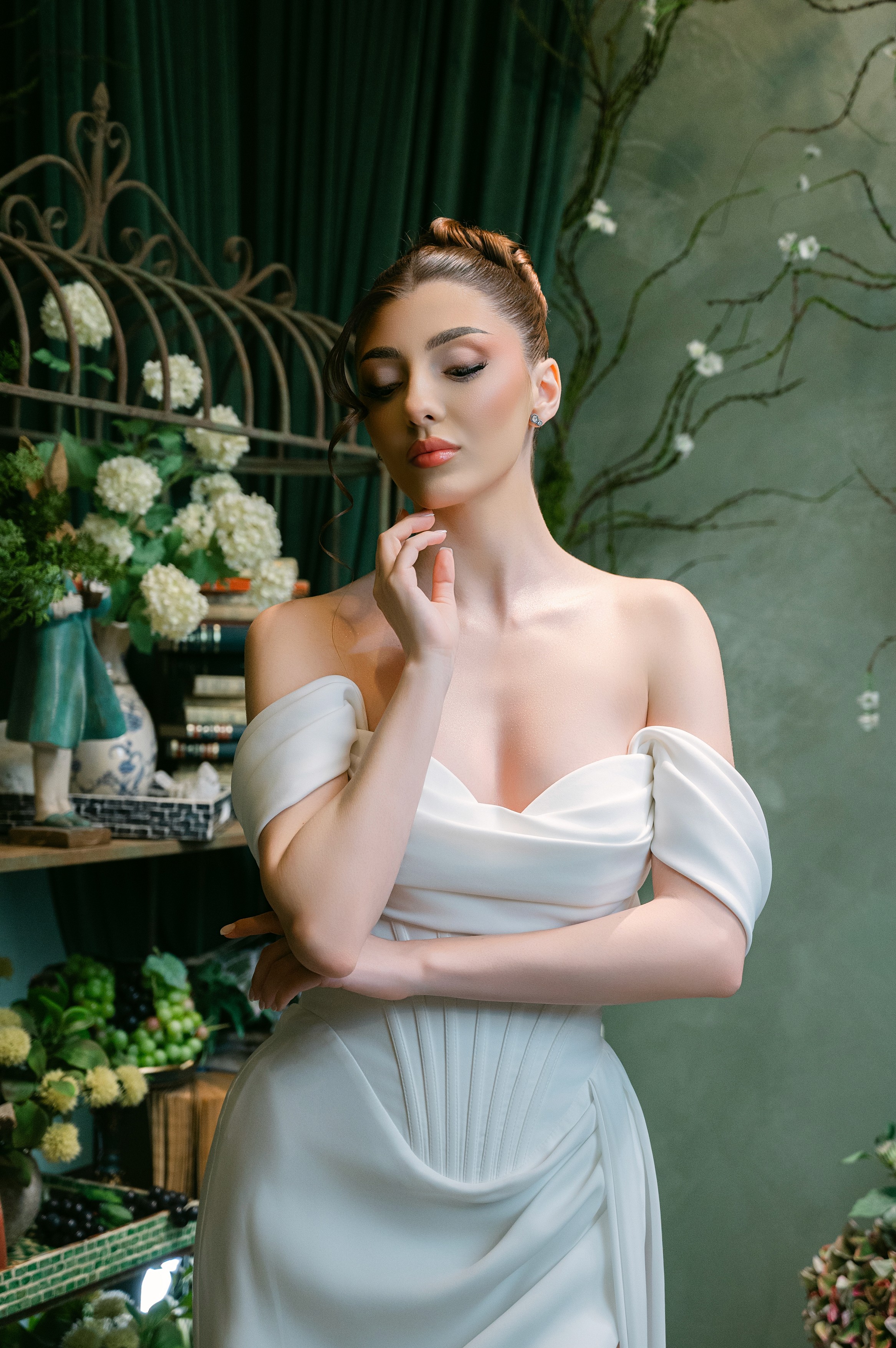 Portret de mireasă cu mâna la față și decor floral elegant, ședință foto de nuntă în București