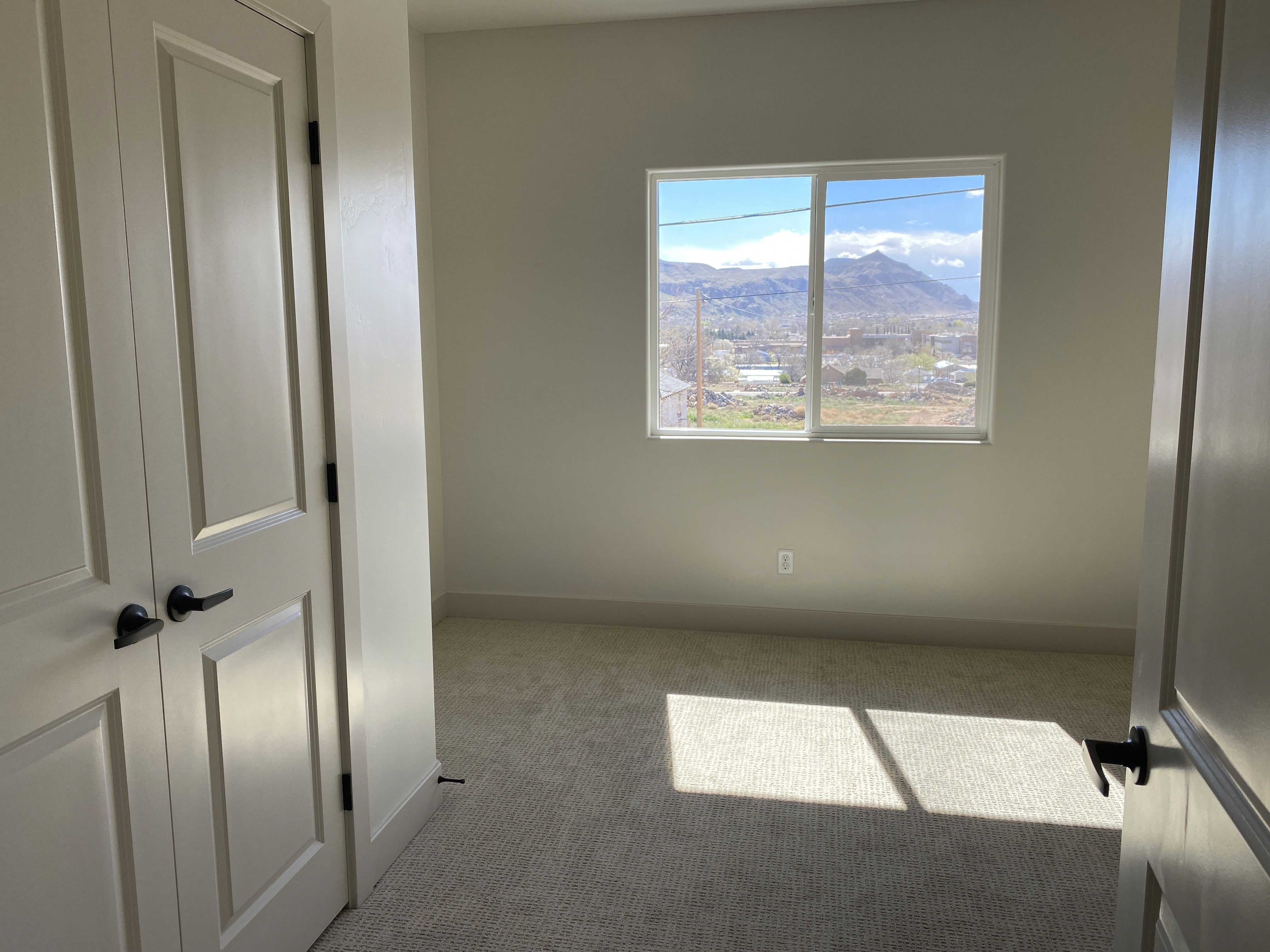 Secondary bedroom in a duplex home with clean finishes and functional space.