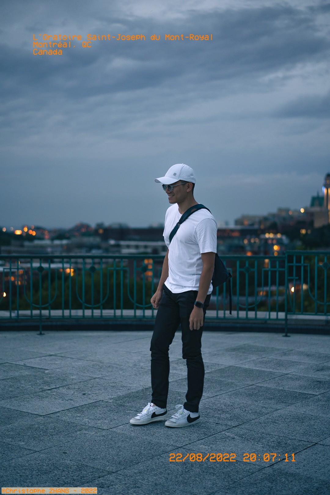 Portrait d'un homme en blanc avec la ville de Montréal en arrière-plan.