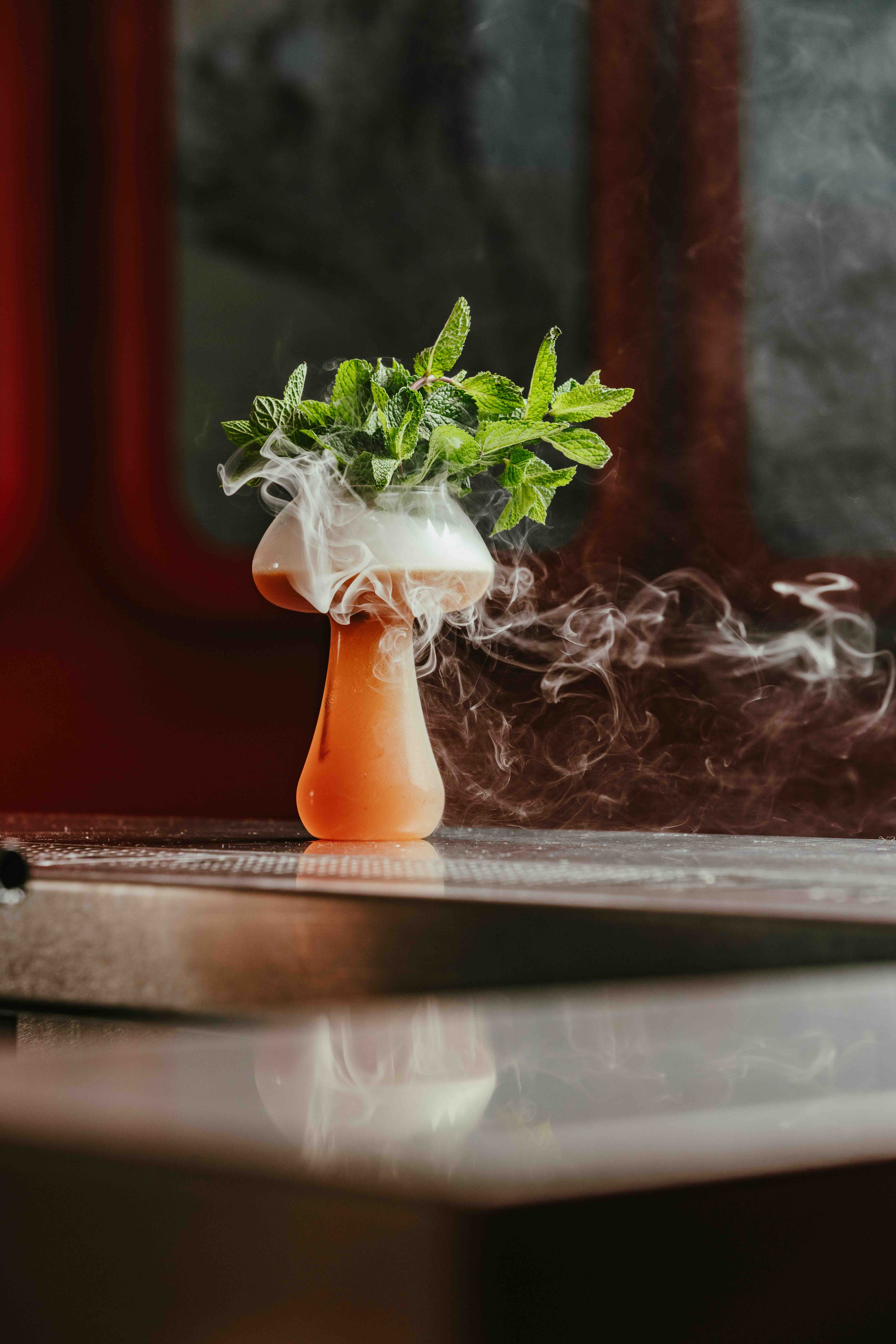 Stand de cocktails sur mesure animé par une agence événementielle spécialisée dans les expériences mixologiques