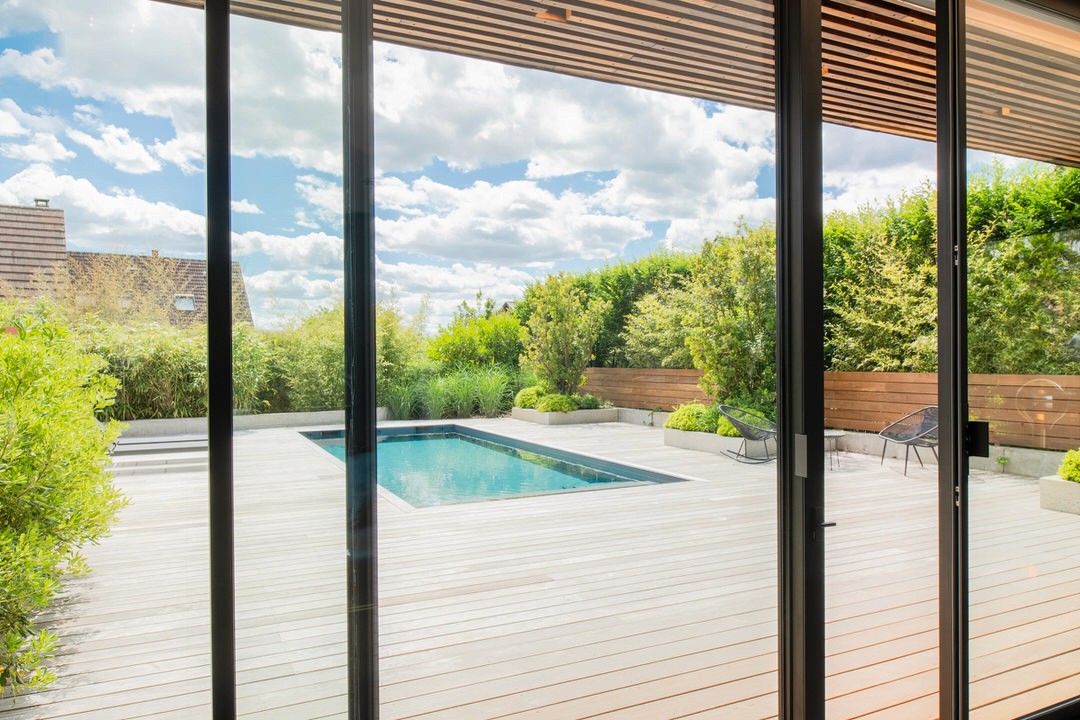 Aménagement extérieur d'une terrasse avec piscine par Batiglobal