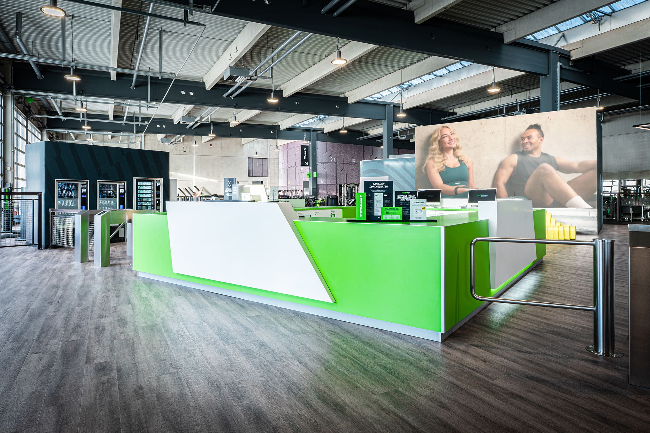 Theke im Eingangsbereich im XTRAFIT Köln-Ossendorf