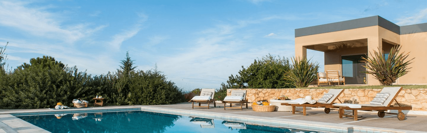 Beautiful Summer Home Poolside