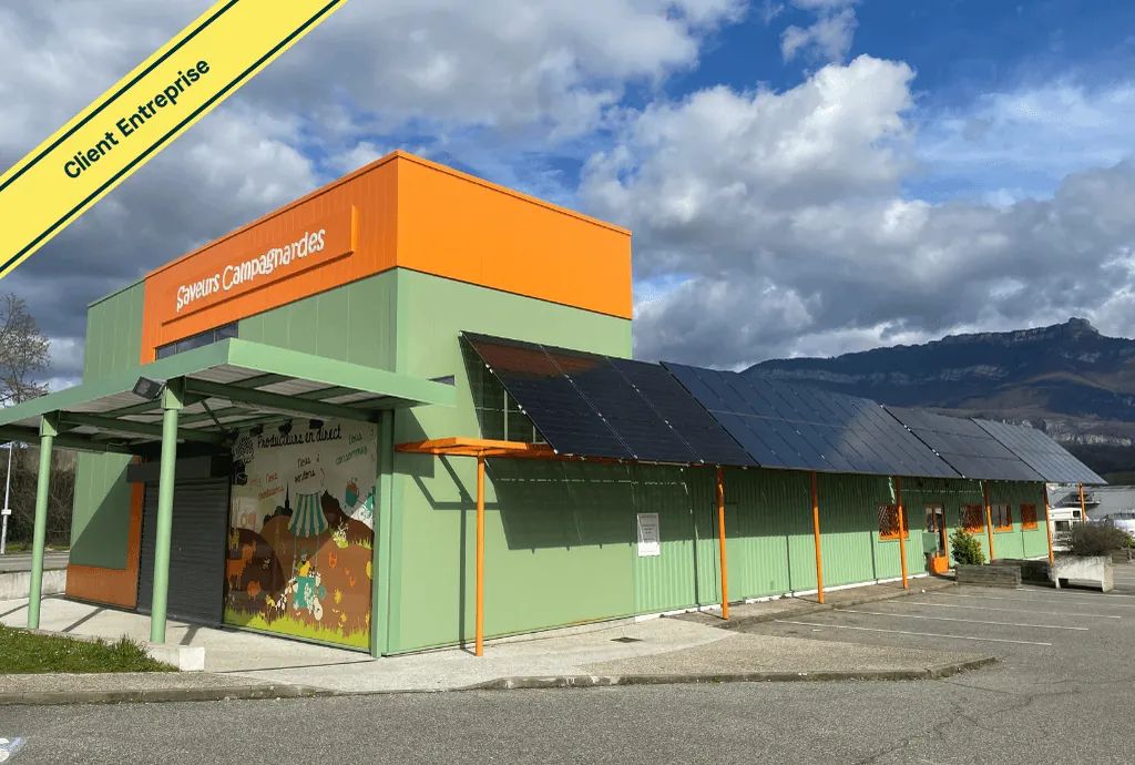 Photo d'un toit d’une entreprise à La Motte-Servolex équipée de panneaux photovoltaïques dont l'installation a été faite par Solarock.