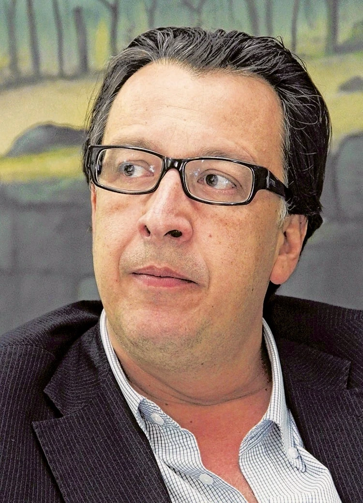 Alexandre Magalhães, em estúdio da Rádio CBN Goiânia