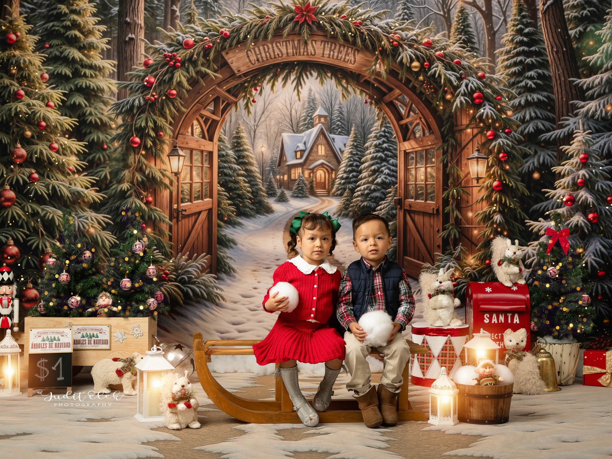 sesión navideña con niños pequeños en estudio fotográfico