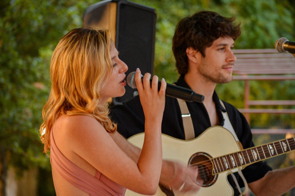 Chanteuse et guitariste lors d'une cérémonie de mariage.