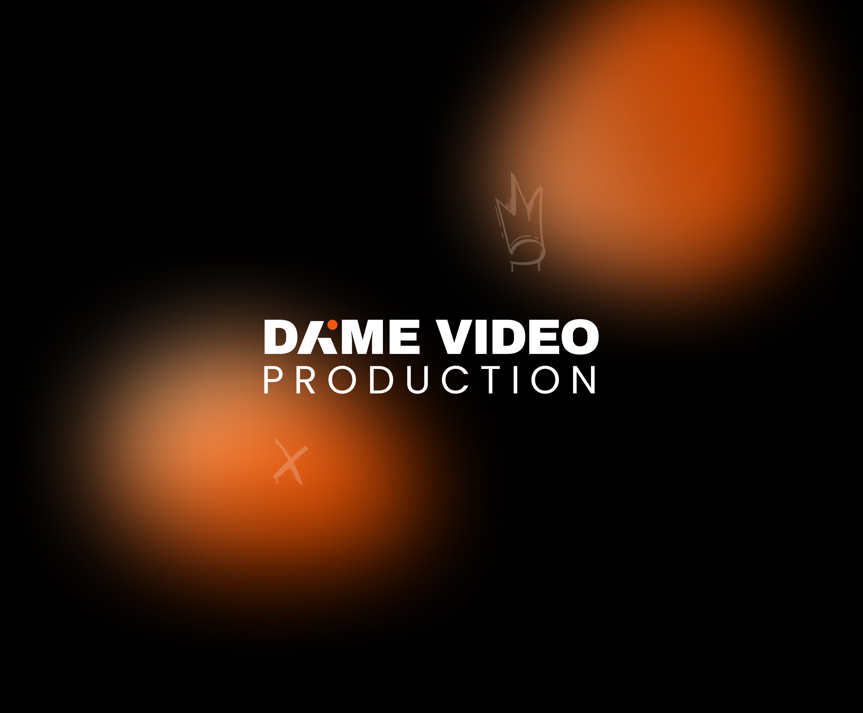 Logo společnosti Dáme Video na černo-oranžovém pozadí.