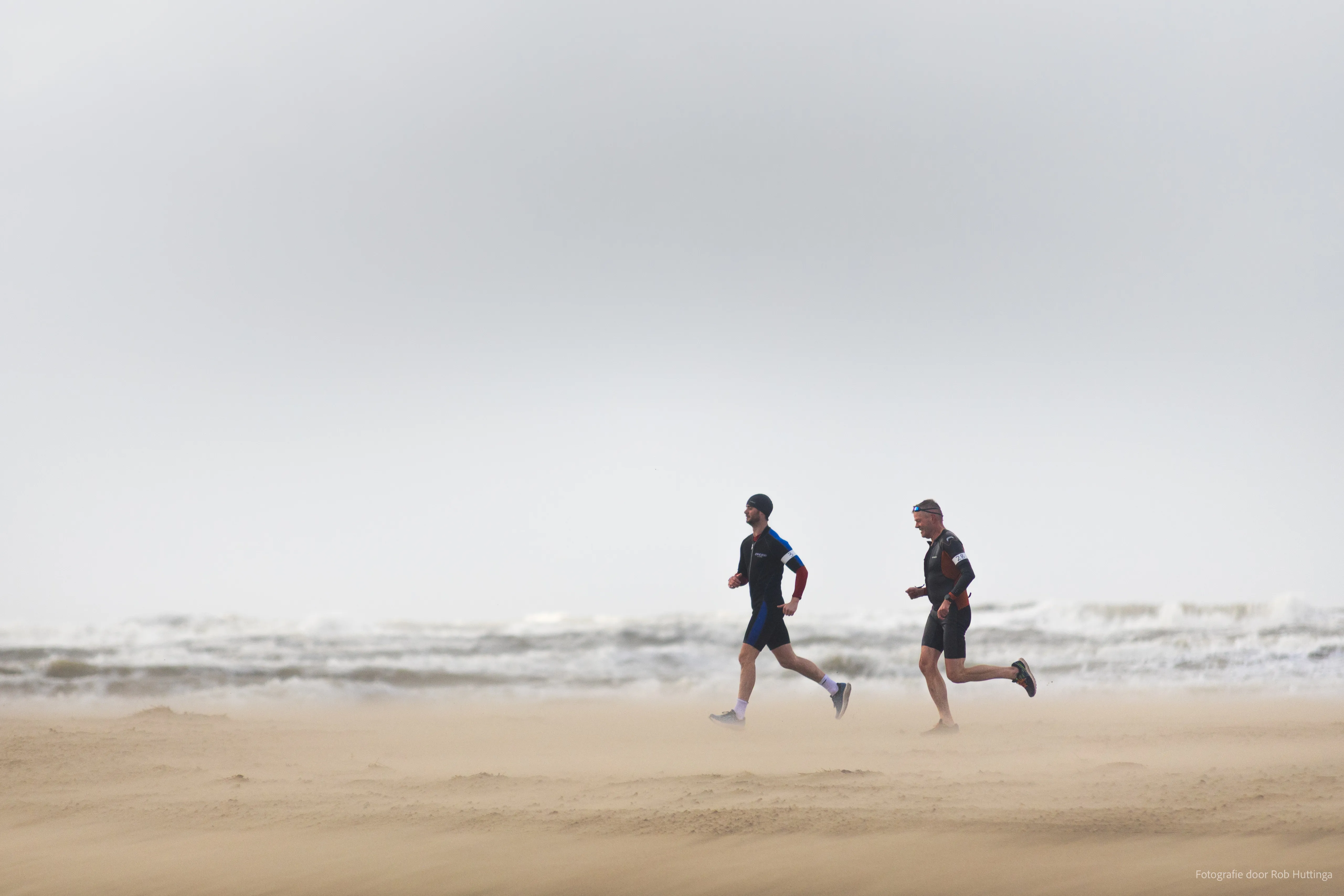 2 hardlopers van mudsweattrails langs het water in de duinen in Schoorl
